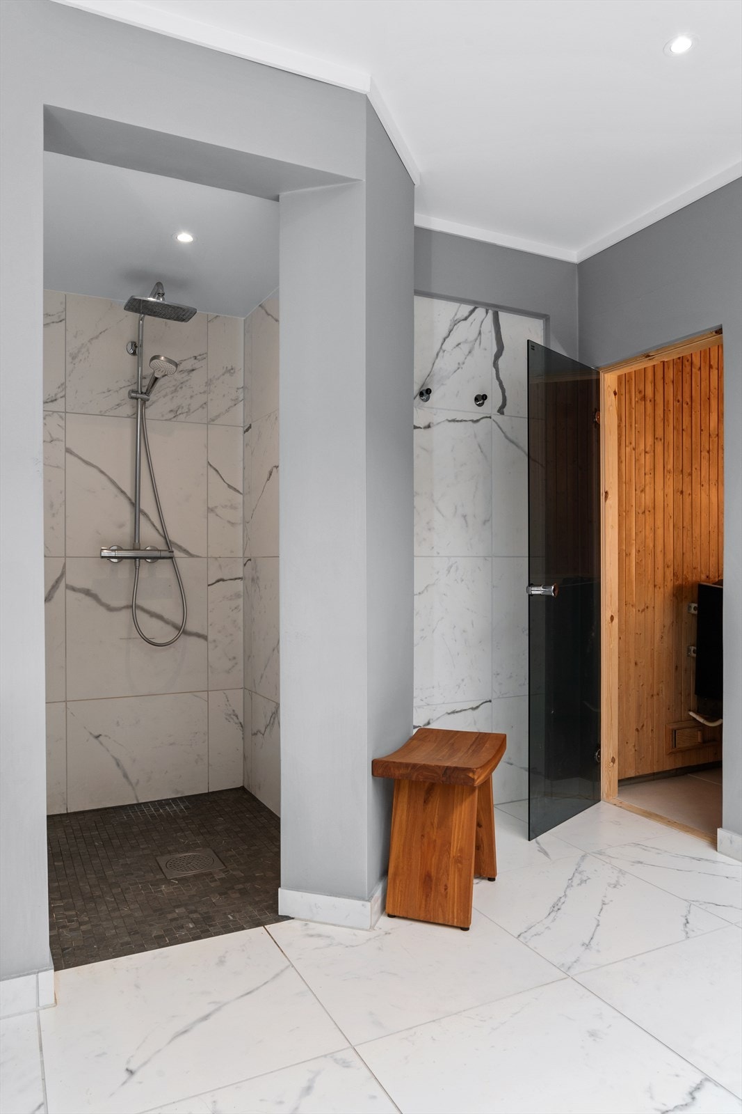 Praktisk dusjnisje og adkomst til badstue. Galleribilde