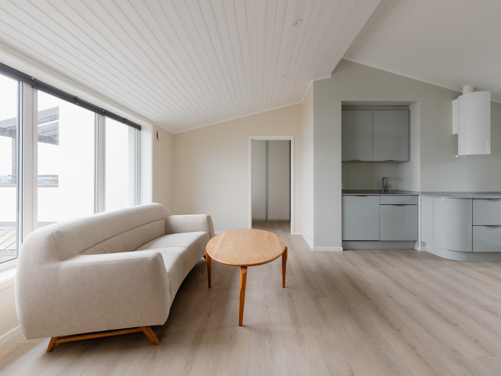 Gjennomgående lyse og moderne flater og godt med tumleplass. Galleribilde