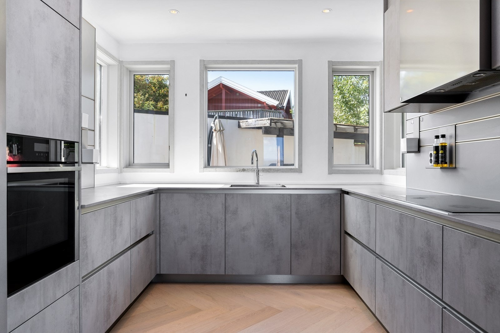 Moderne innredning fra Shuller med integrerte hvitevarer fra NEFF. Quooker blandebatteri. Galleribilde