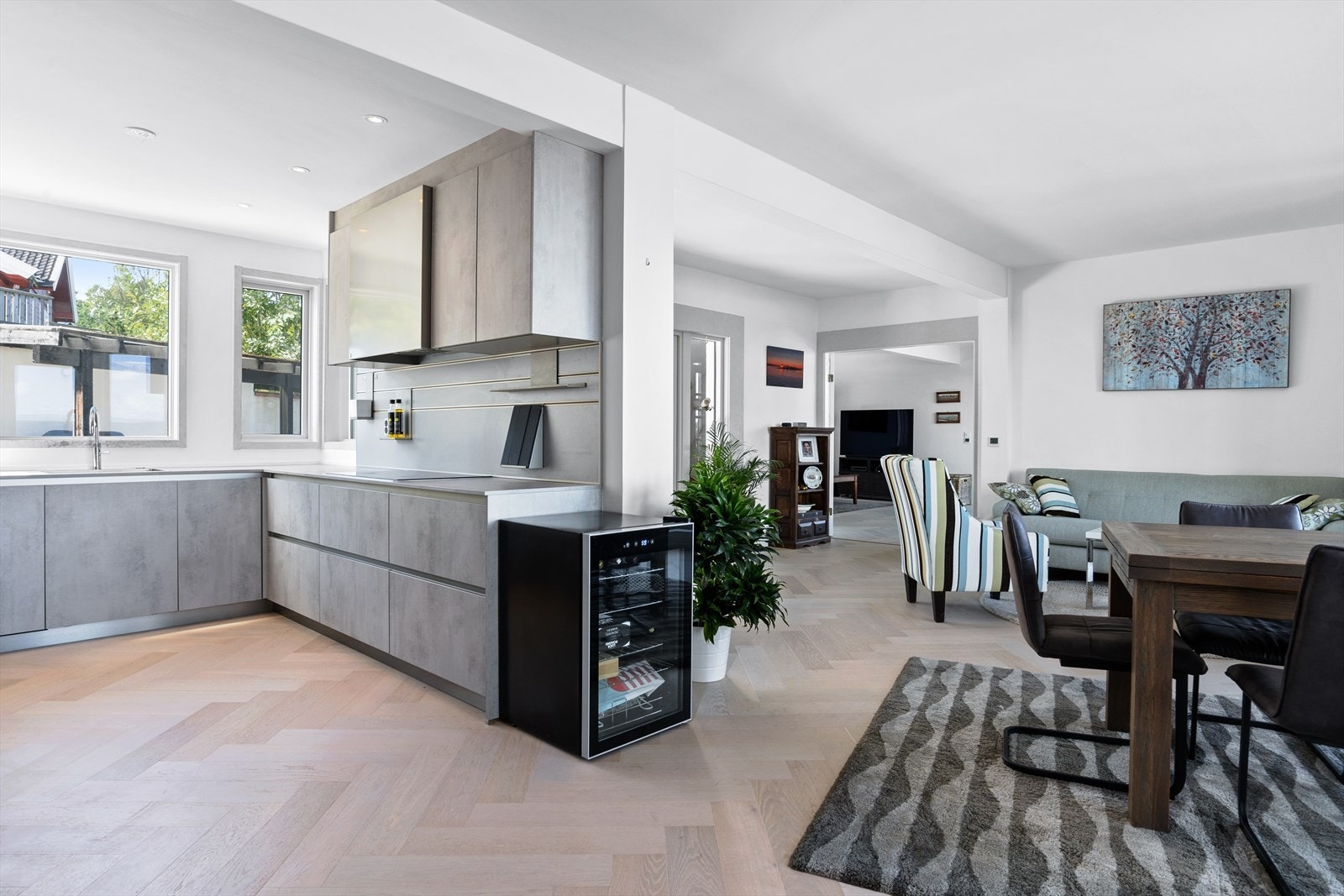 Kjøkken og spisestue i hovedetasjen. Galleribilde