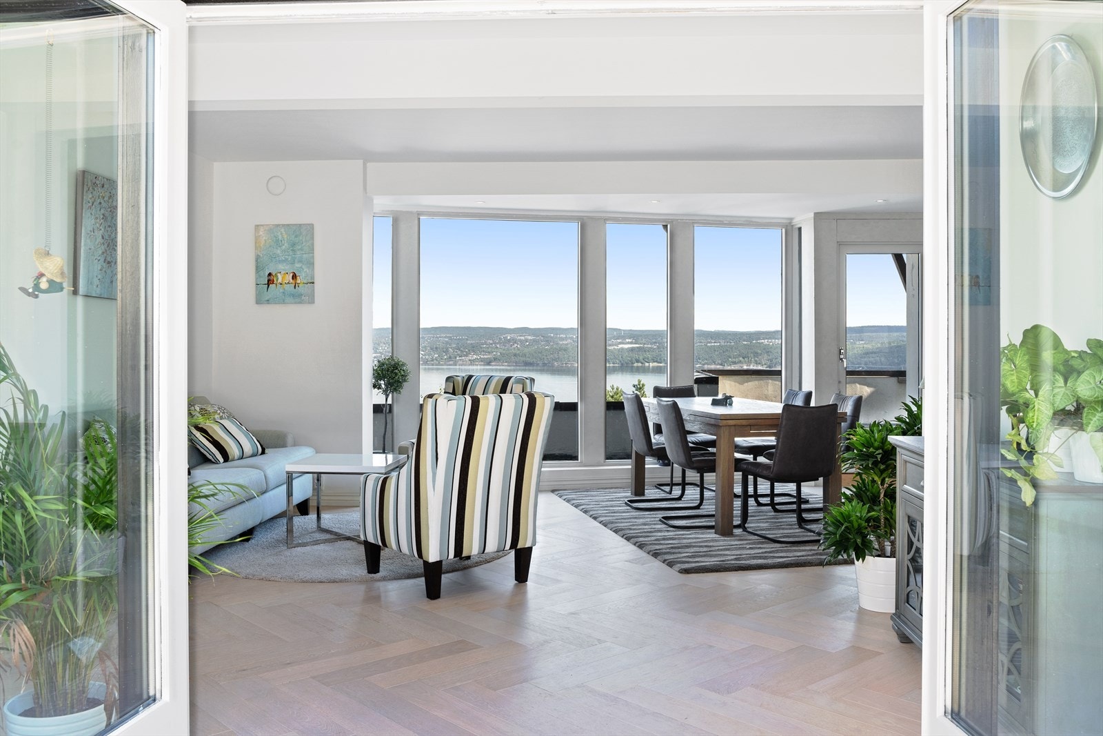 Gjennomgående rom og rikelig med lysinnslipp. Galleribilde