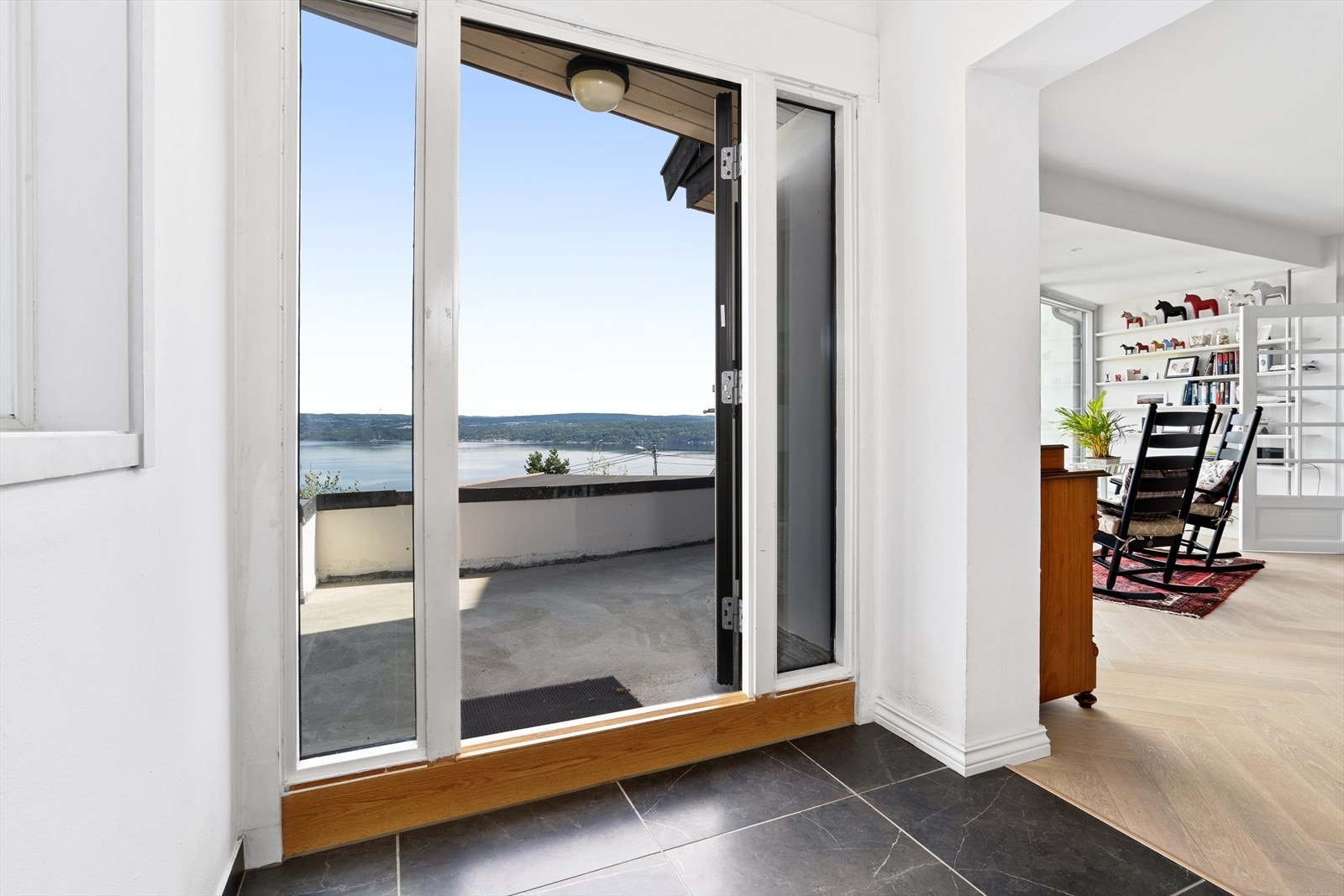 Fra boligen er det utgang til flere, solrike uteplasser. Galleribilde