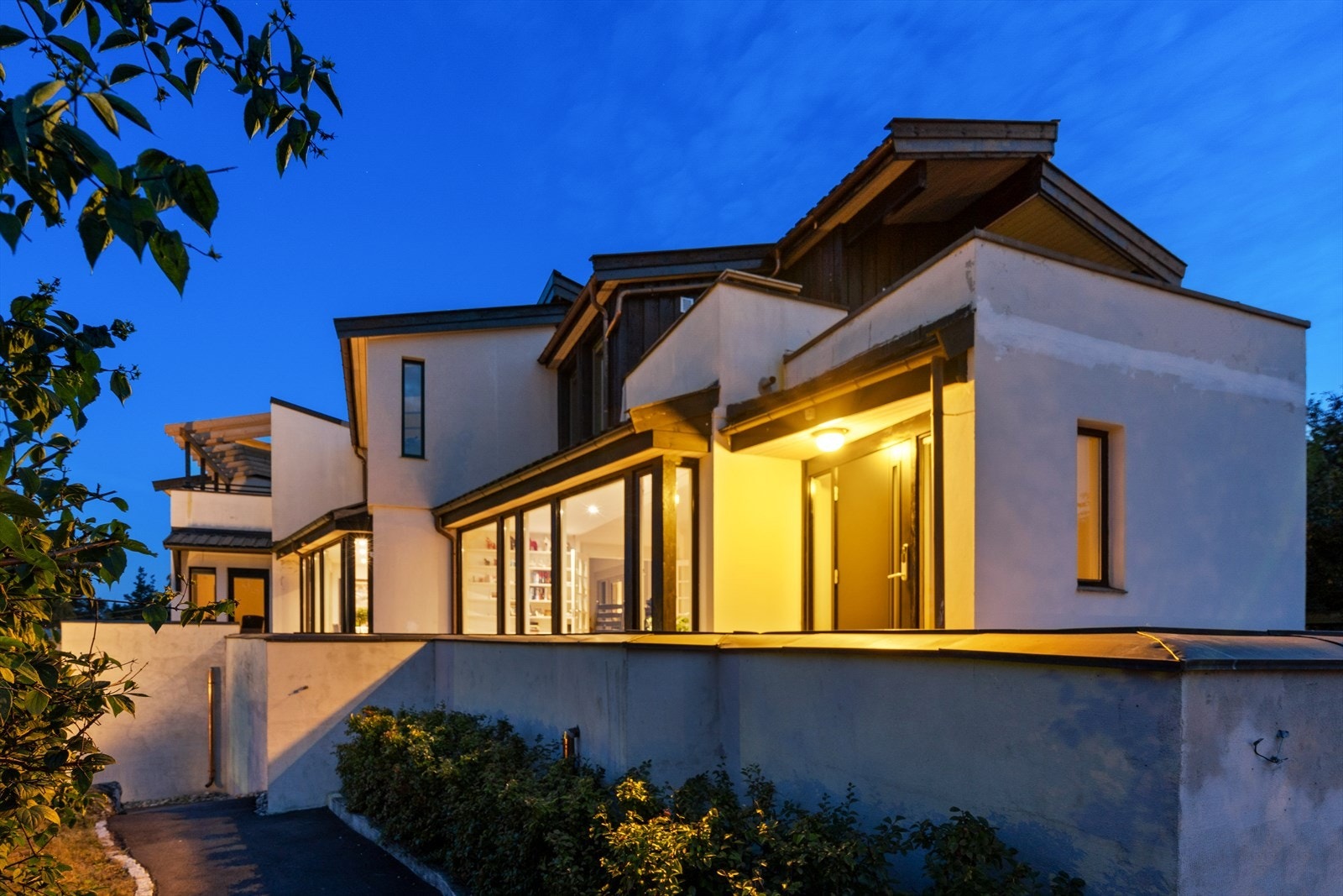 Bygningsmassen er seksjonert med seksjonsnummer 1 og 2, hvor 1.etasje og underetasje er tilknyttet seksjon nr 1 og leilighet i 2. etasje er tilknyttet seksjon nr 2. Galleribilde