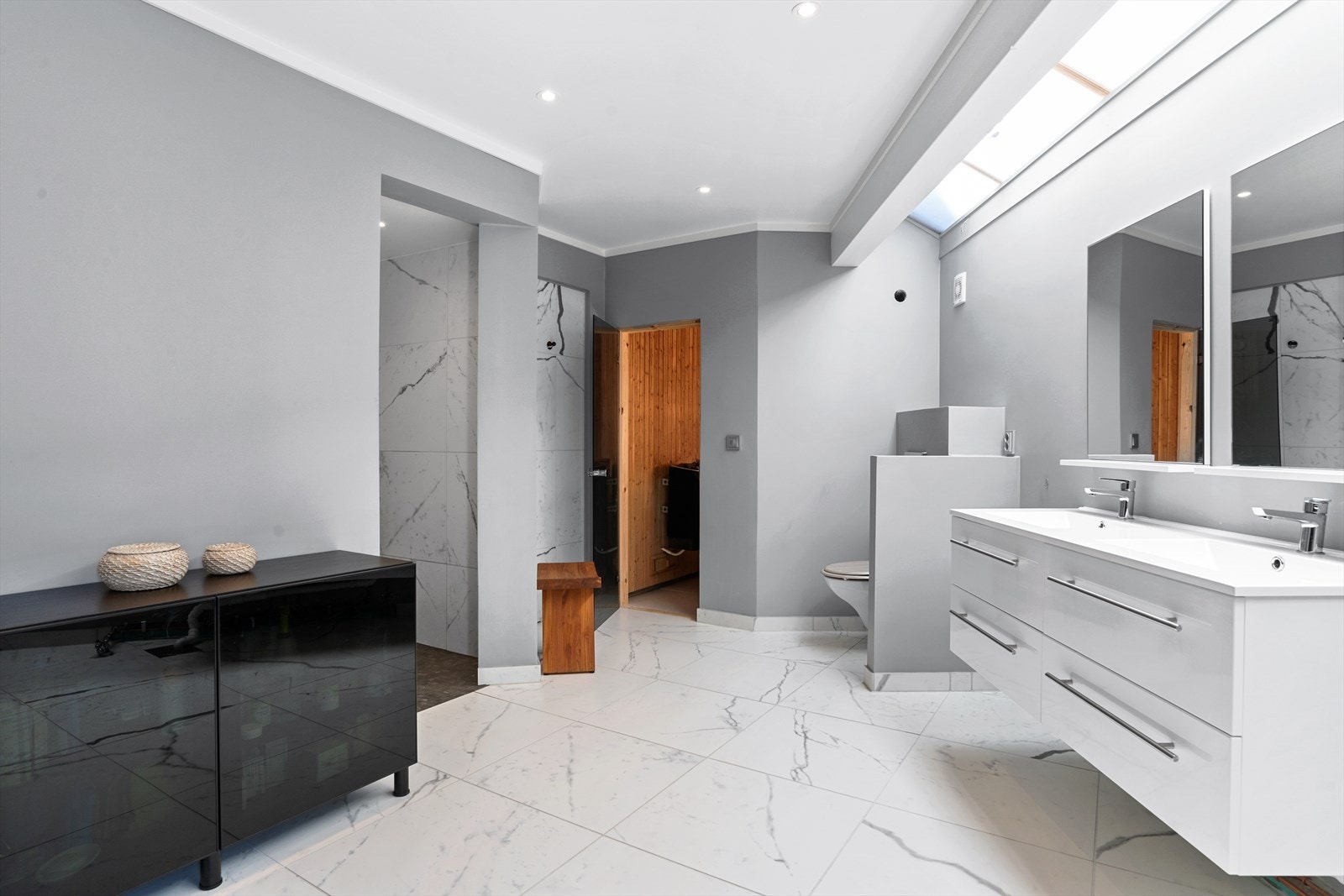 I følge selger ble baderommet oppgradert i 2020. Galleribilde