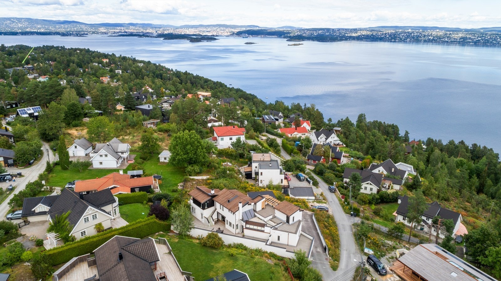 Fra boligen er det kort vei til vannet med rusleavstand til Sørbystranda og over 500 meter med strandlinje. Galleribilde