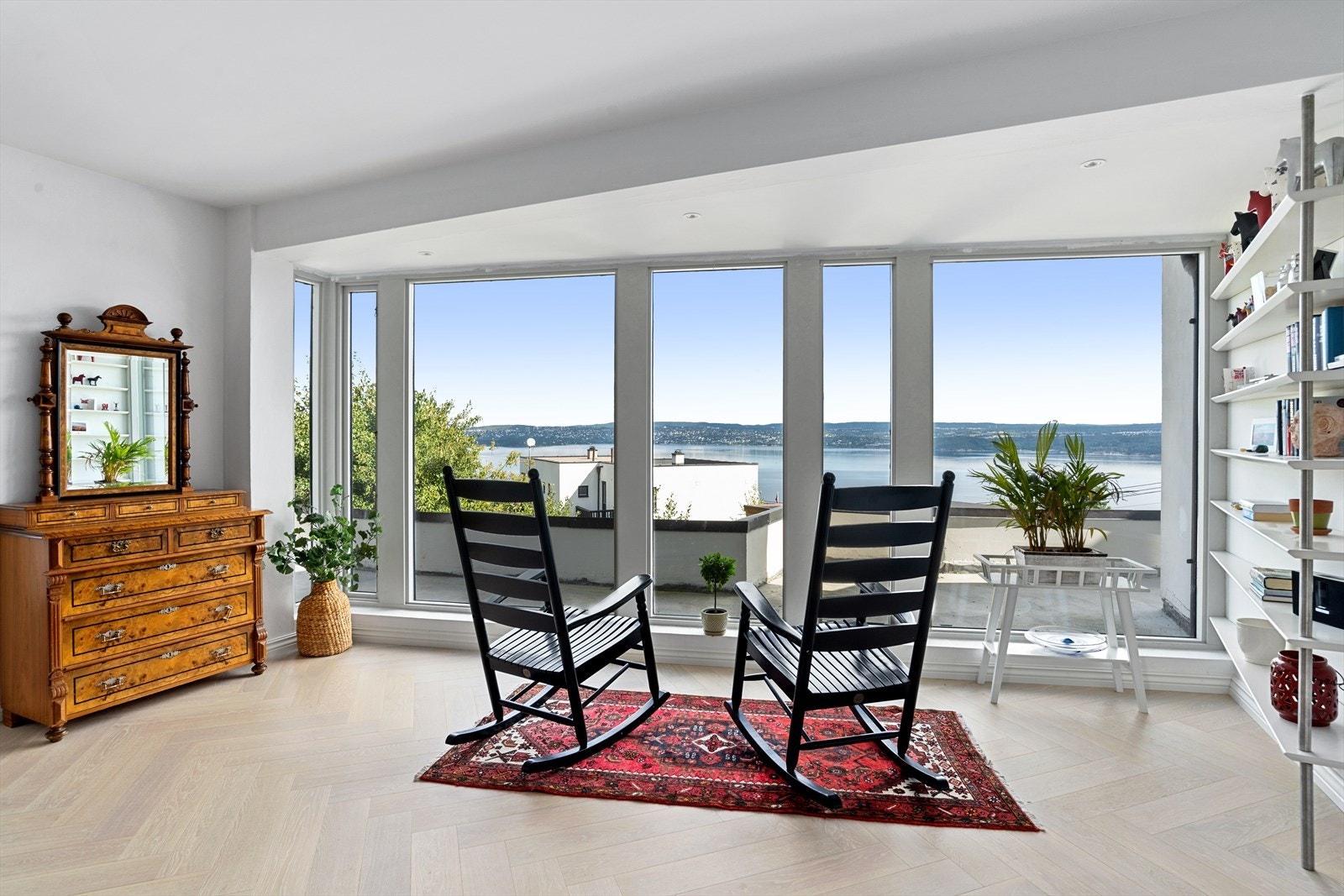 Peisstuen i hovedetasjen - med flott utsikt. Galleribilde