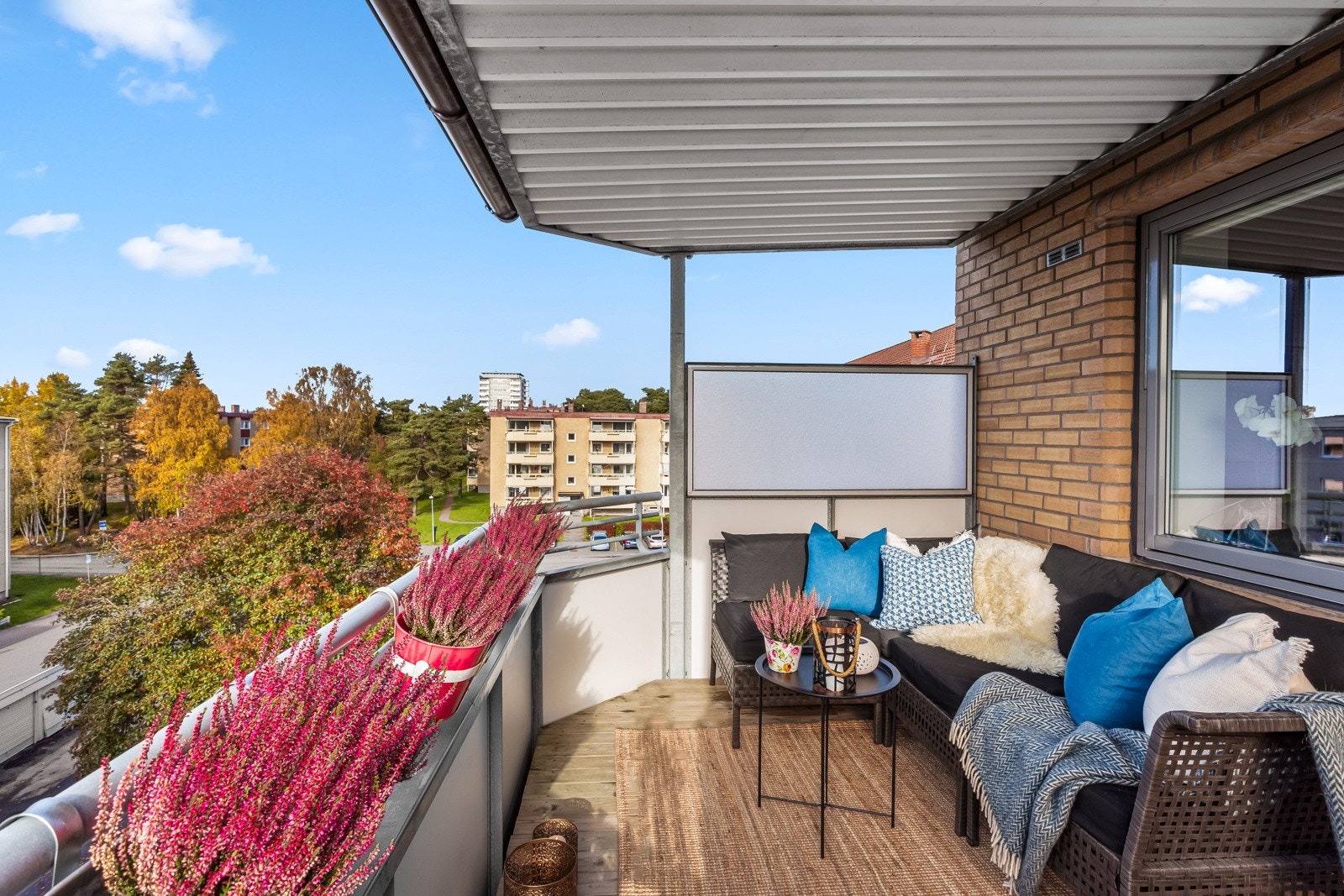 Fra stuen er det utgang til en vestvendt og overbygget balkong på ca. 9 kvm, med levegger av plater og frostet glass. Her er det god plass til å innrede med sittegruppe. Galleribilde