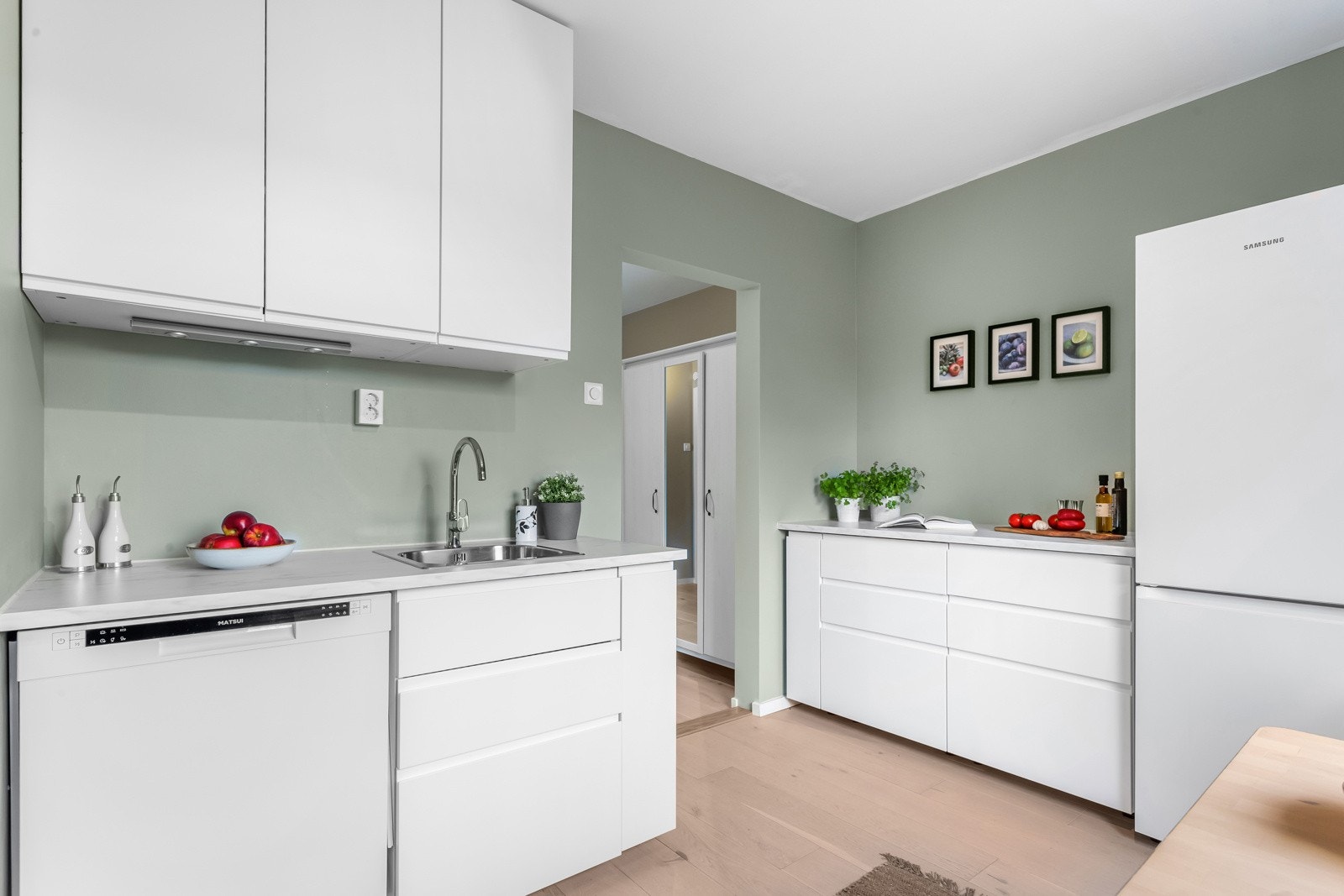 Av hvitevarer har kjøkkenet integrert platetopp og stekeovn, i tillegg til opplegg for oppvaskmaskin og avsatt plass til kjøleskap. Galleribilde