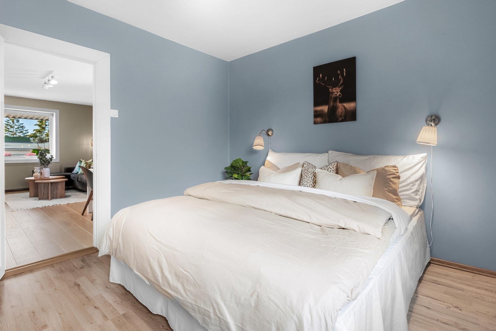 Hovedsoverommet har god plass til dobbeltseng med tilhørende nattbord. Galleribilde