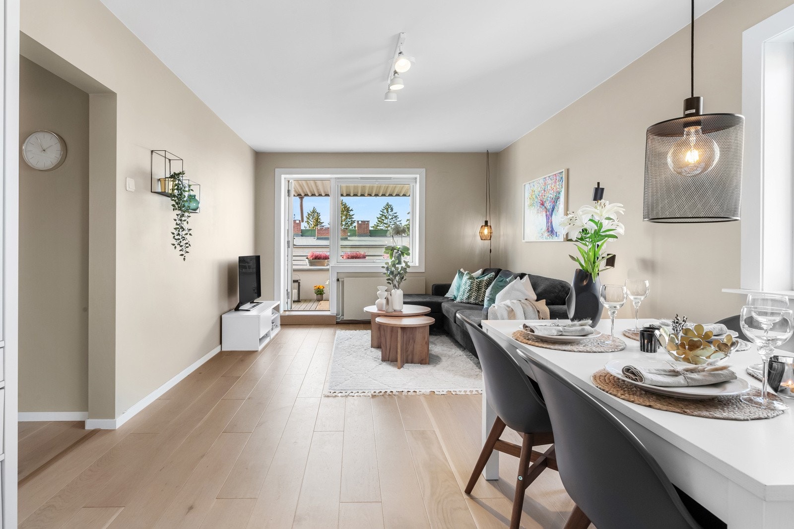 Leiligheten er blitt påkostet i nyere tid, med bla. nytt bad og kjøkken i 2021. I tillegg er alle overflater blitt malt opp i 2023/24. Galleribilde