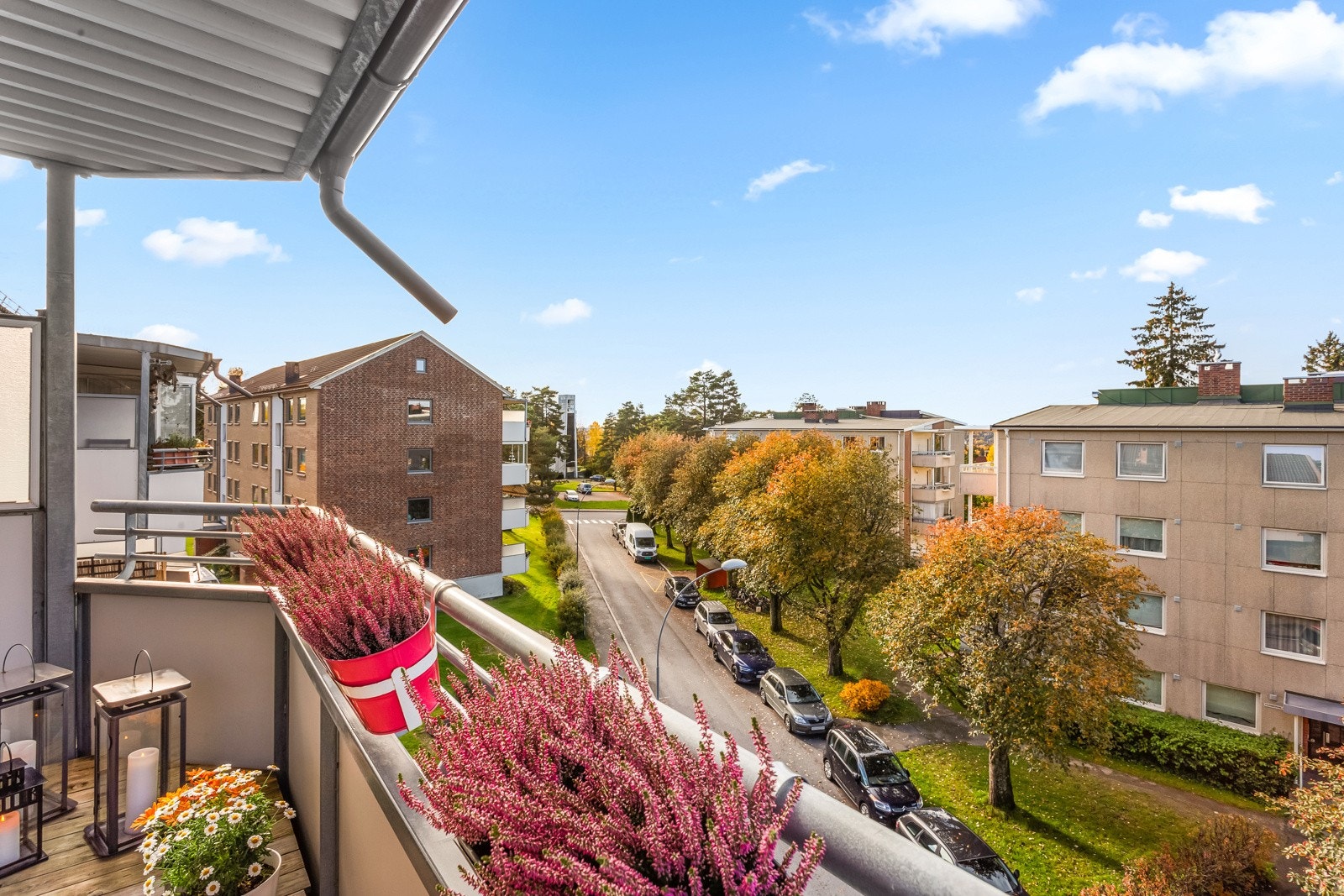 Balkongen vender ut mot et grønt og hyggelig område. Galleribilde