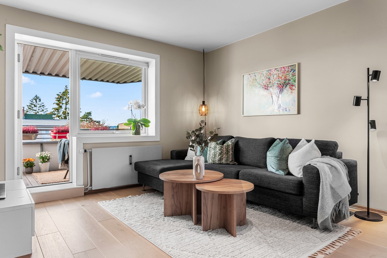 Stuen er et åpent og innbydende oppholdsrom, med godt lysinnslipp via store vindusflater. Vinduene og balkongdøren er skiftet i regi av brl. i 2014. Galleribilde