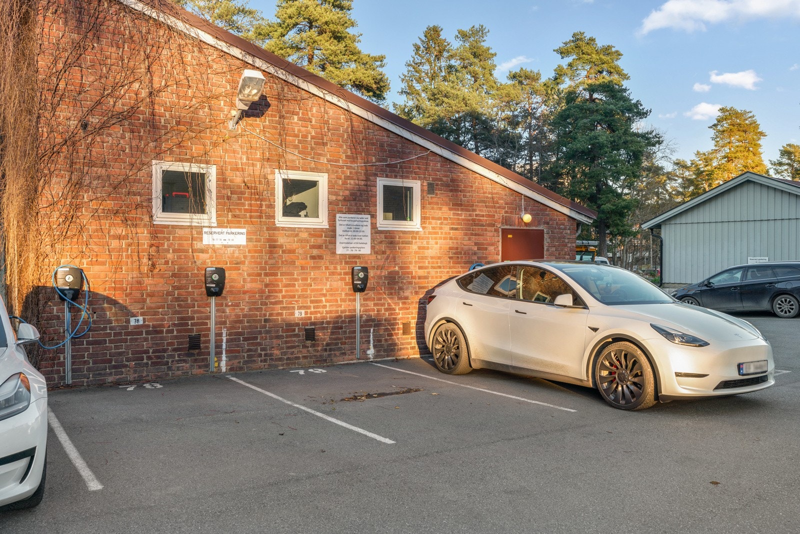 Borettslaget har 125 parkeringsplasser og 33 garasjer som leies ut etter venteliste. I 2017 ble det montert 4 hurtigladere for elbil ved fyrhuset, og borettslaget har tilsammen 12 ladestasjoner for elbil Galleribilde