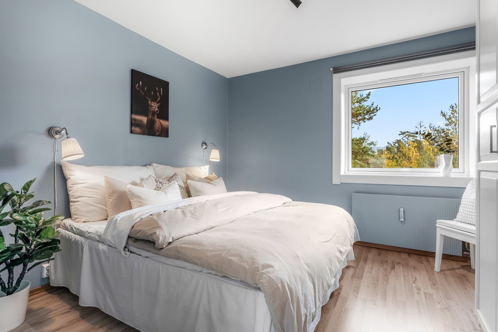 Boligen har to delikate soverom som ligger på hver sin ende av leiligheten. Galleribilde