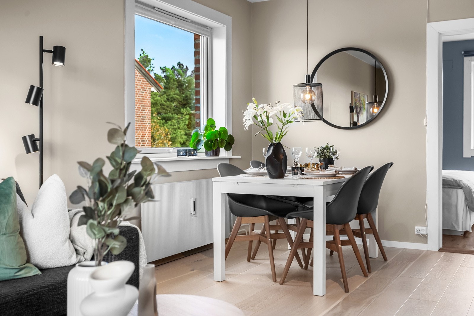 Godt lysinnslipp fra det ekstra vinduet som plasseringen på enden gir. Det passer utmerket å innrede med et spisebord her. Galleribilde