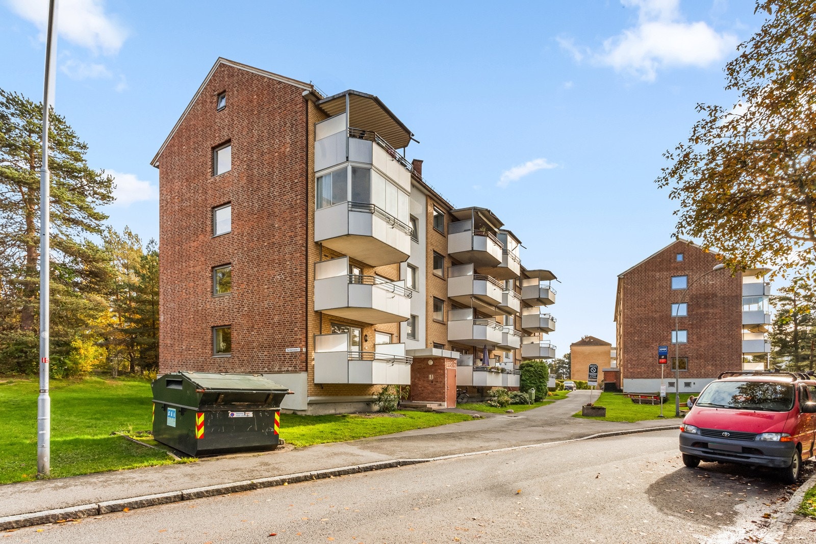 Svært god intern beliggenhet på enden i toppetasjen, med nærhet til daglivarebutikk, skoler, barnehage og Østmarka. Bussen stopper rett utenfor blokken. Galleribilde