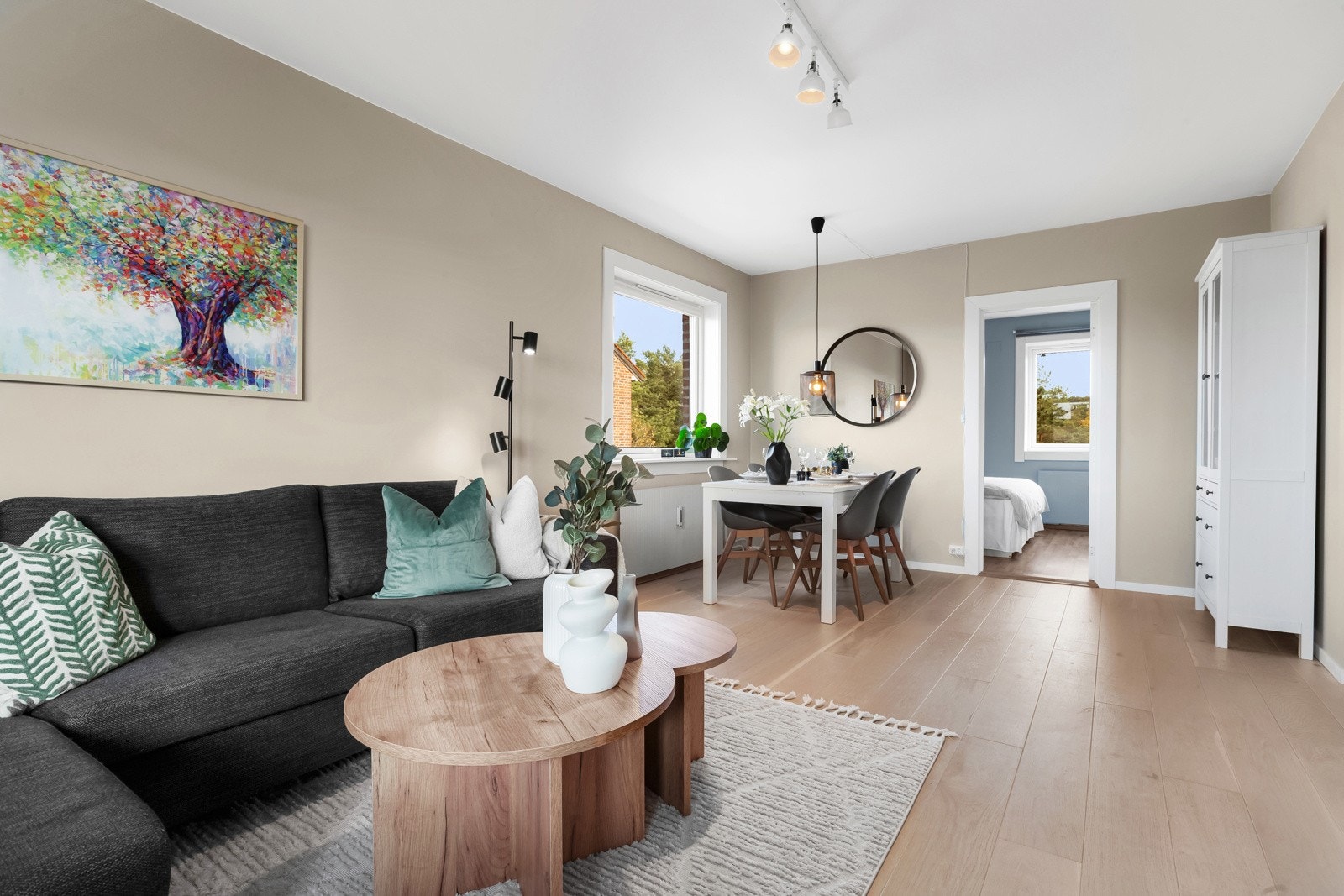 Utformingen gjør stuen enkel å møblere, med god plass til både spisebord og sofagruppe i ulike soner. Galleribilde