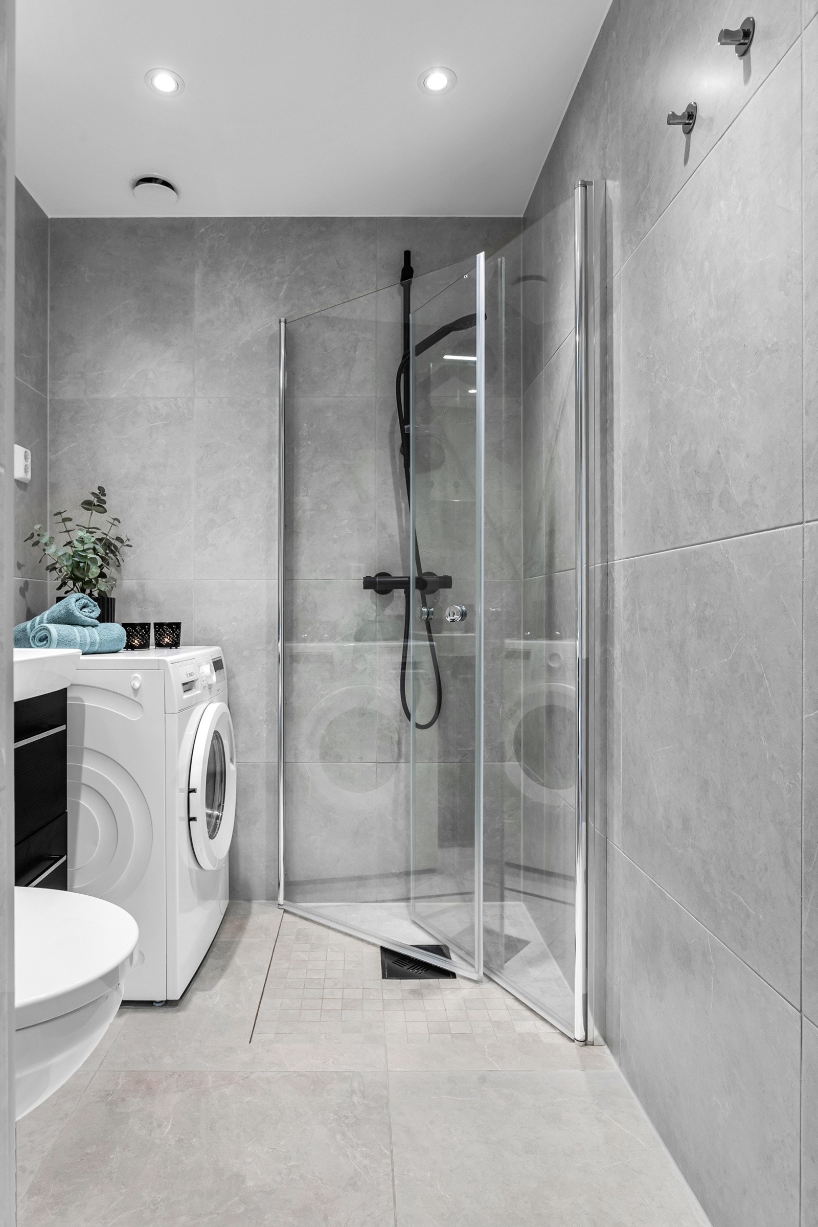 Downlights og varmekabler er installert, og på badet er det vegghengt toalett, opplegg for vaskemaskin og et nedsenket dusjhjørne med innfellbare glassdører. Galleribilde