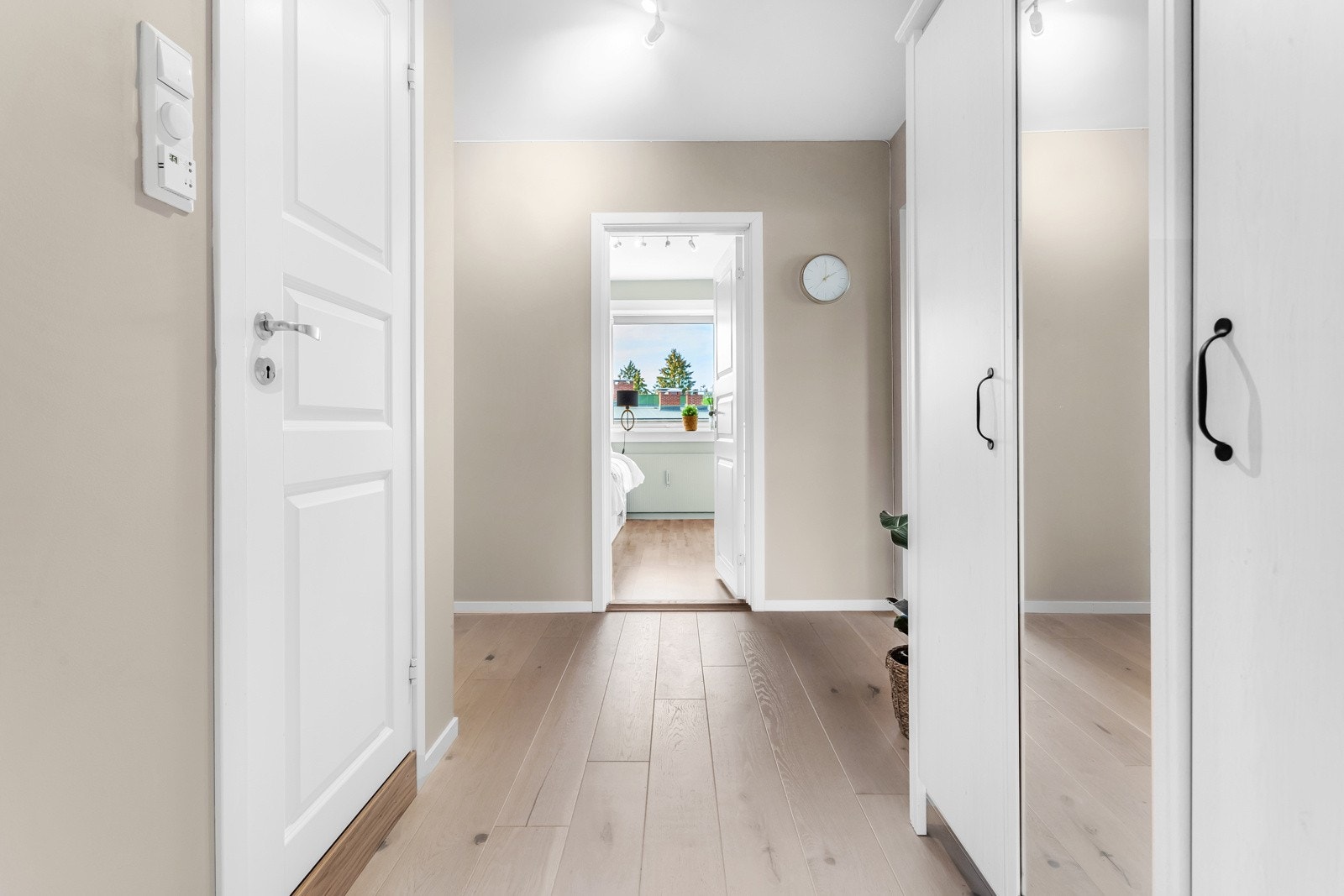 Ekstra lagringsplass finnes i loft og kjellerbod på til sammen 7 kvm. Loftsboden har et målbart areal på 2.5 m², men gulvareal er på ca 9.5 m². Galleribilde