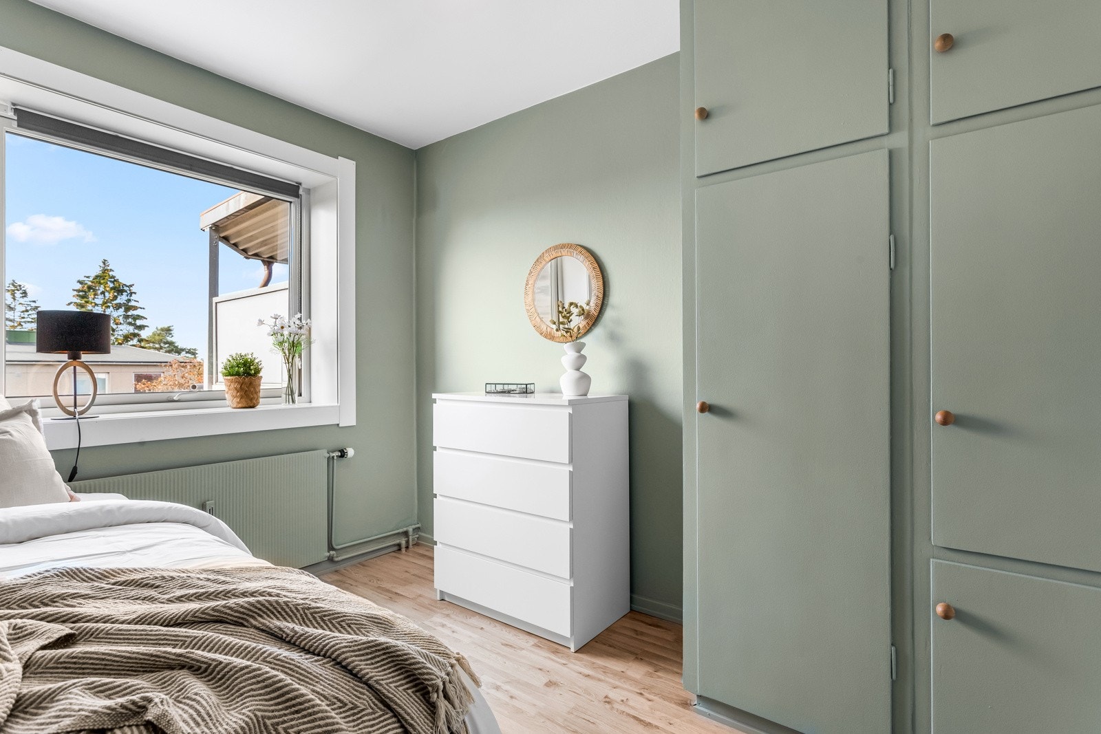 Soverom II er også av god størrelse og har lagring i et plassbygget garderobeskap. Inkludert i felleskostnadene har du blant annet oppvarming, varmtvann og fibernett med 1000/1000Mbps. Galleribilde