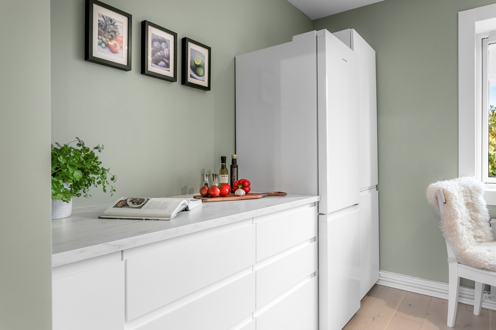 I 2022 ble det byttet benkeplater av snekker og montert ny vask og kran av rørlegger. Galleribilde