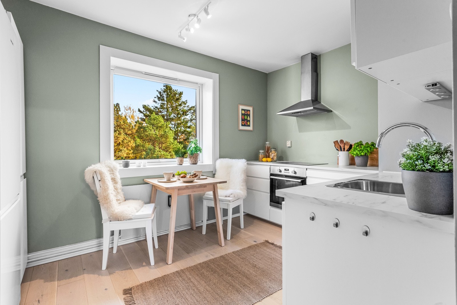 Innenfor gangen har leiligheten et moderne kjøkken fra 2021 med det samme fine 1-stavs laminatgulvet som i øvrige rom. Galleribilde