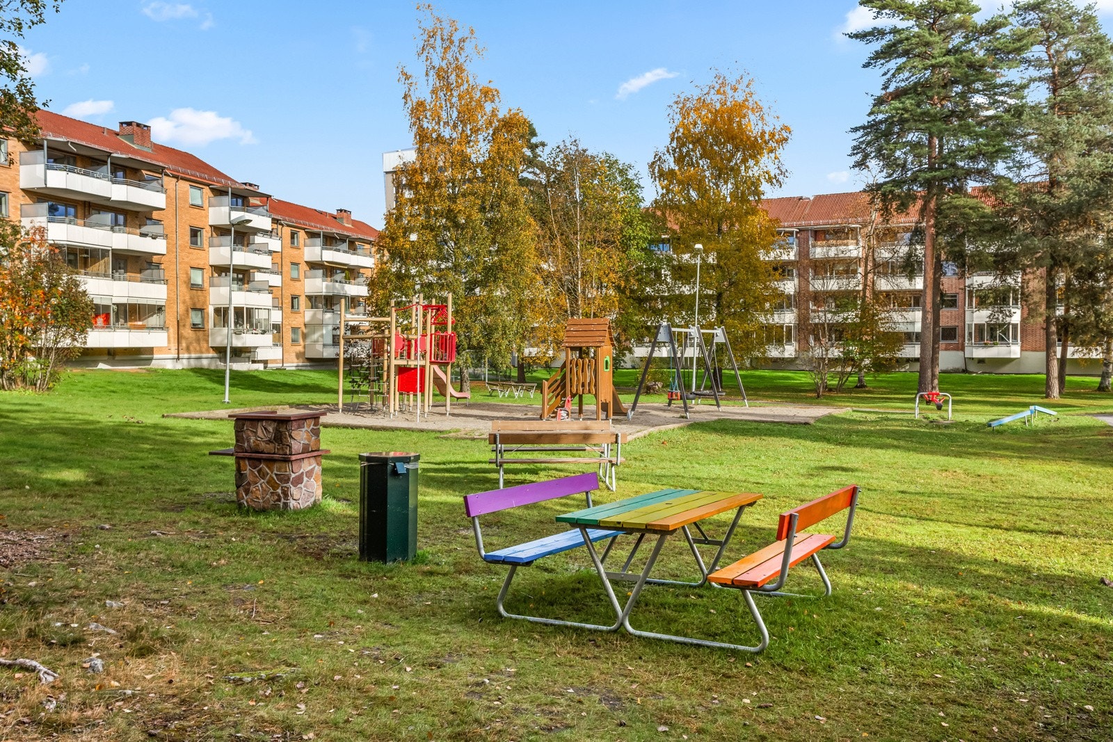 Borettslagets fellesarealer er pent opparbeidede med lekeplass, grill og flere sittegrupper. Galleribilde