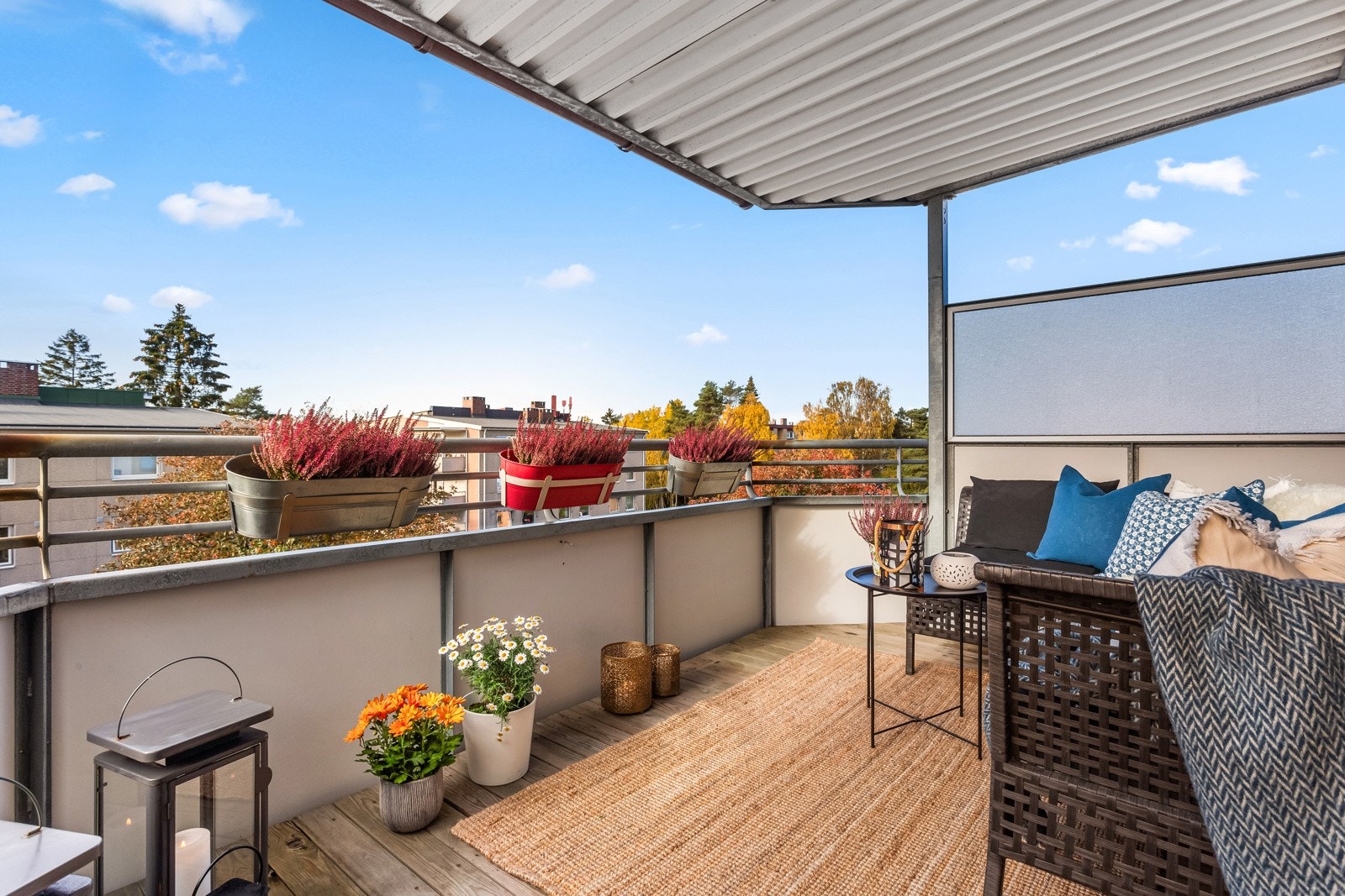 Formerveien 1A er en pent oppusset 3-roms topp- og endeleilighet, som ble vesentlig oppgradert i 2021 med bla. nytt bad og kjøkken. Galleribilde