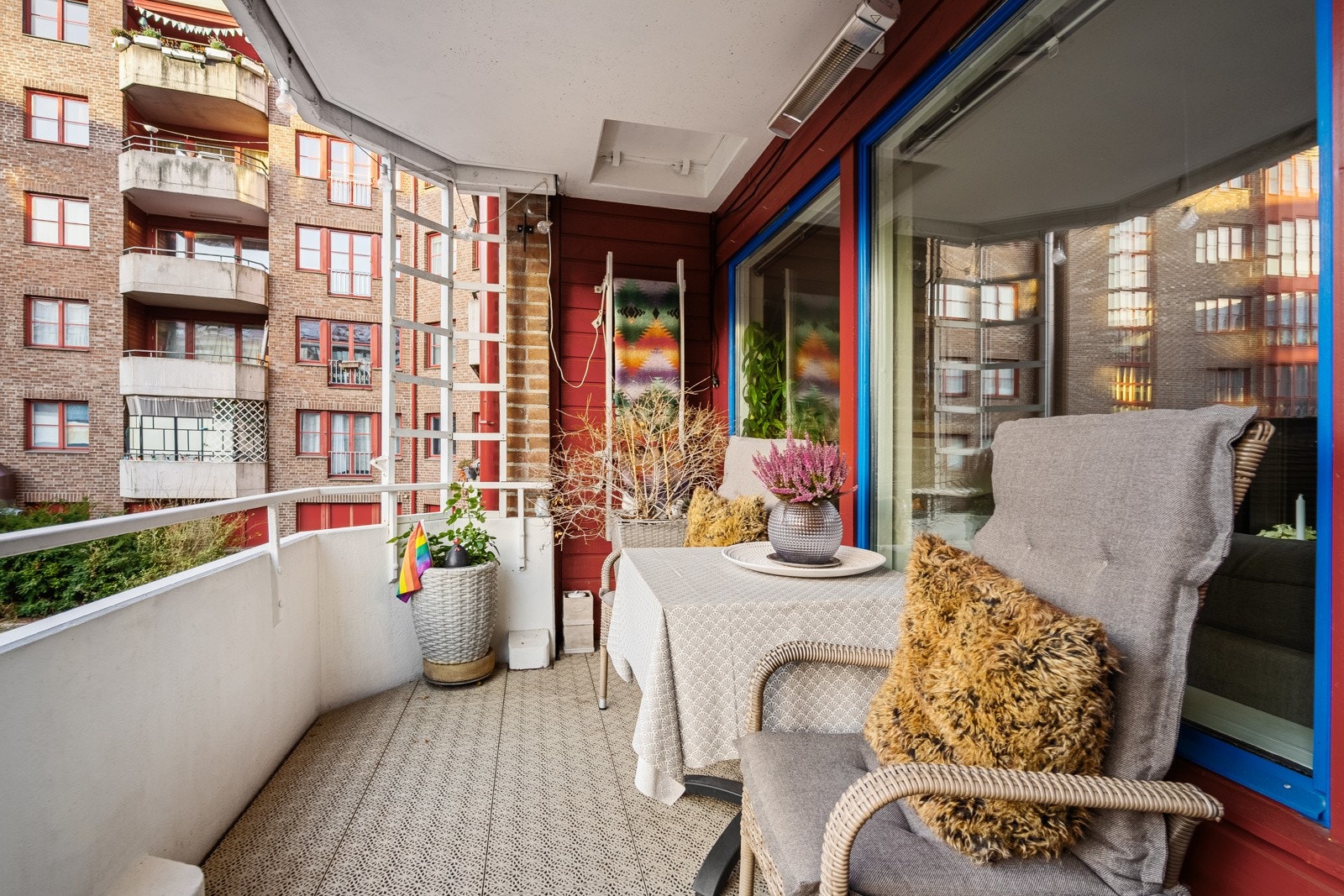 Balkongen vender inn mot felleshaven, og er utstyrt med stikkontakter og varmelampe. Galleribilde