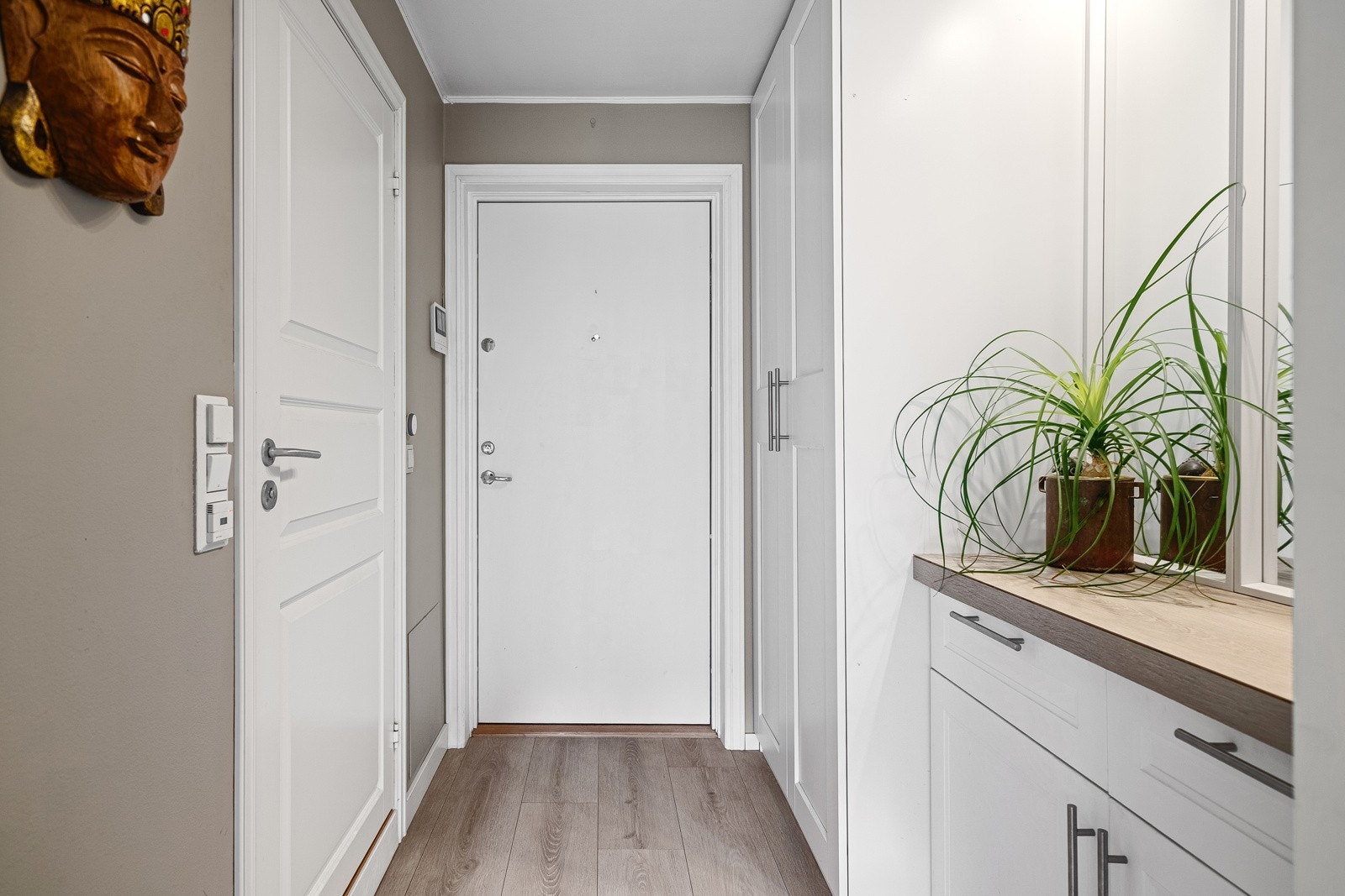 Garderobeskap med innredning og innvendig belysning fra 2020 i entrè. Galleribilde