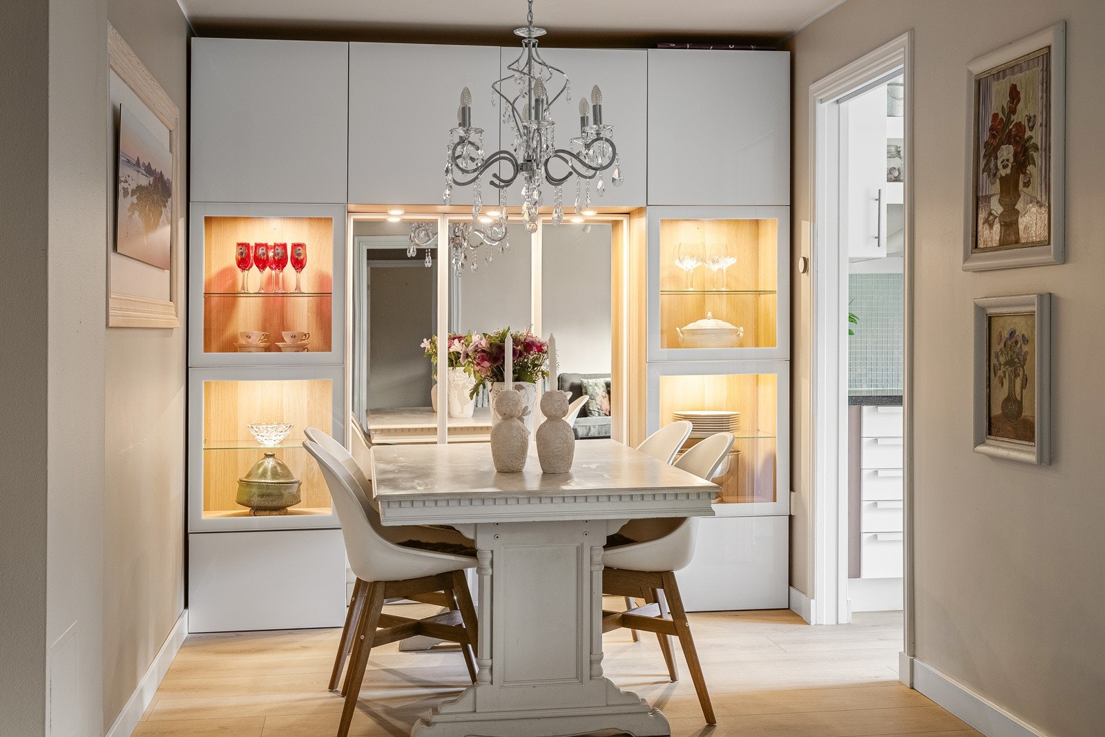 Innebod er fjernet til fordel for å få spisestuedel. Reolen med speil medfølger boligen. Galleribilde