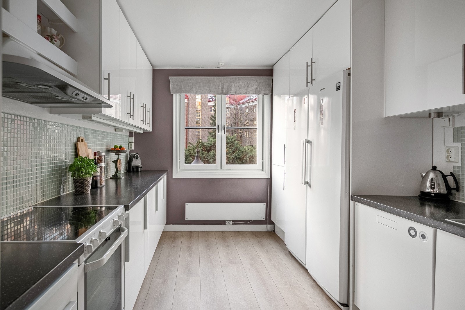 Kjøkkenet er i eget rom og har Ikea kjøkkeninnredning fra 2013. Galleribilde