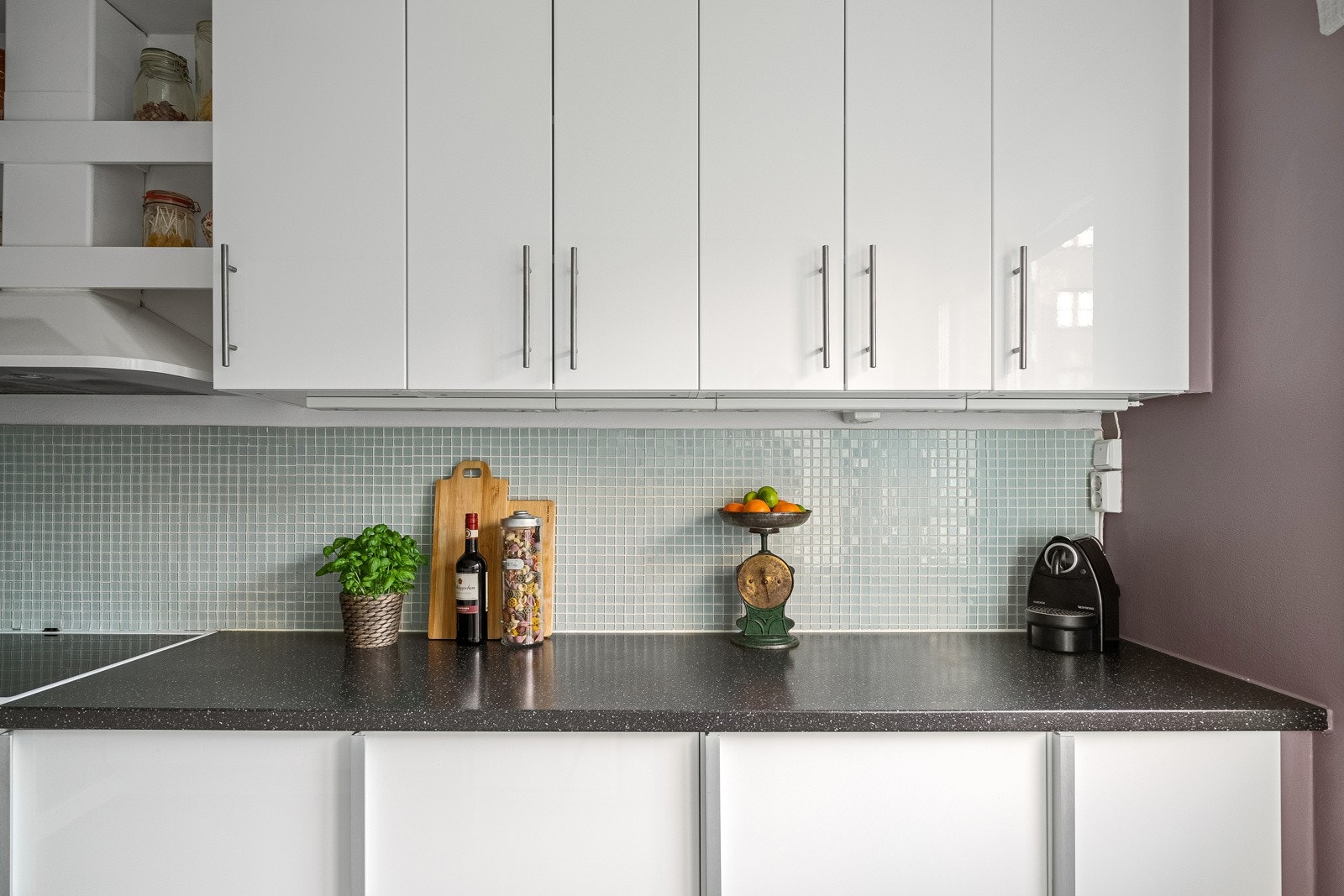 Masse skap- og benkeplass. Galleribilde