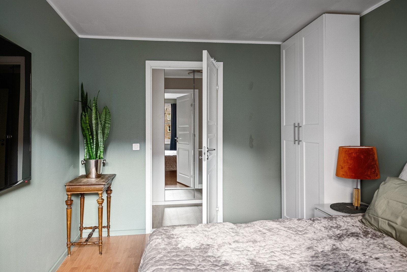 Begge soverom er malt i en dus grønntone. Galleribilde