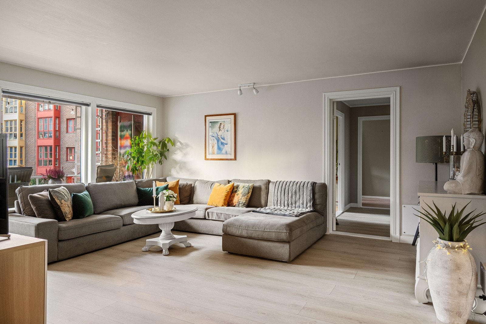 Leiligheten har en stor, åpen stue med egen spisestuedel. Galleribilde