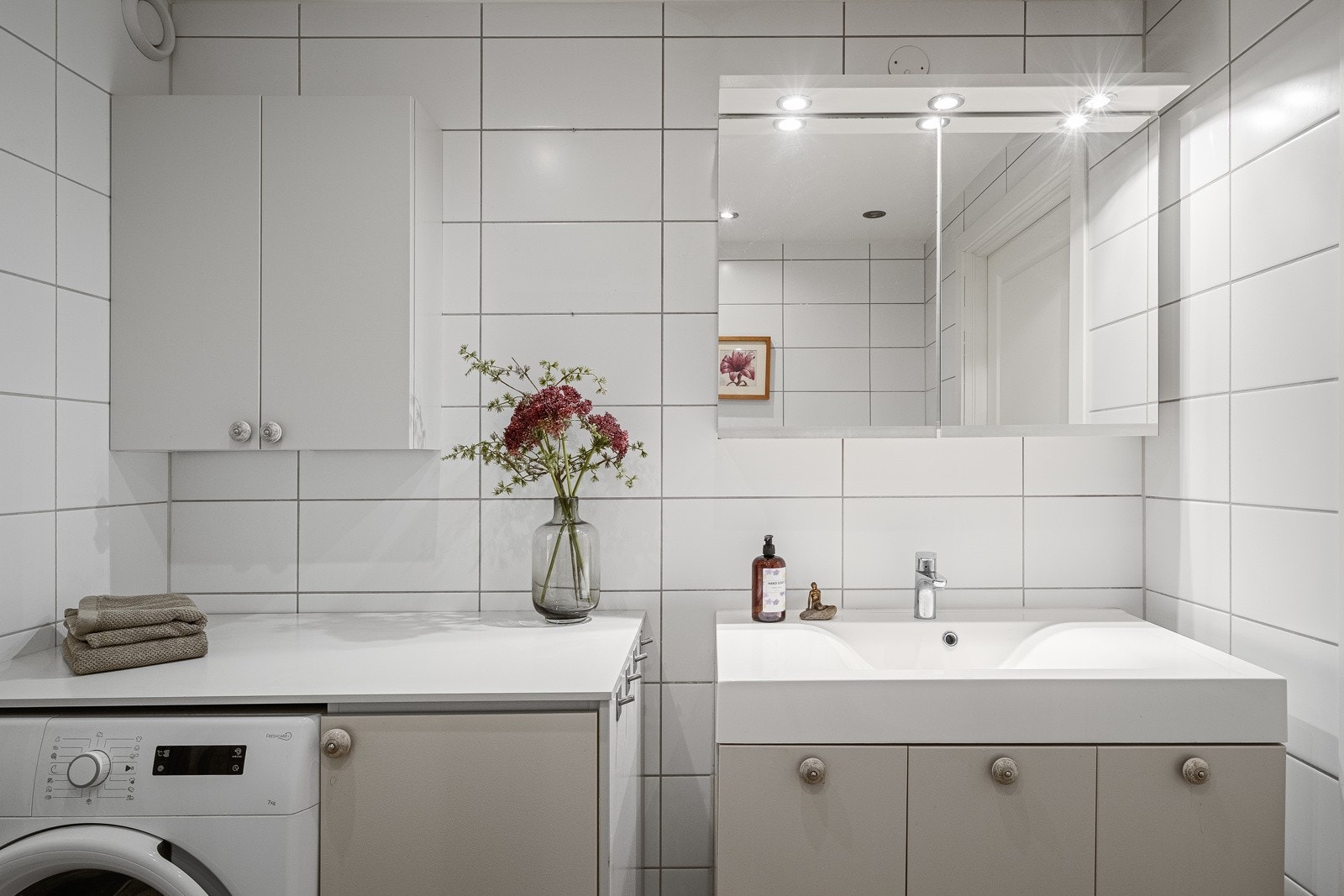 Det er varmekabler i gulvet, og oppegg for vaskemaskin og tørketrommel. Galleribilde