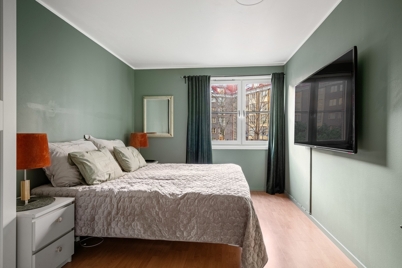 Soverom 1. Begge soverom har vindu inn mot rolig bakgård. Galleribilde