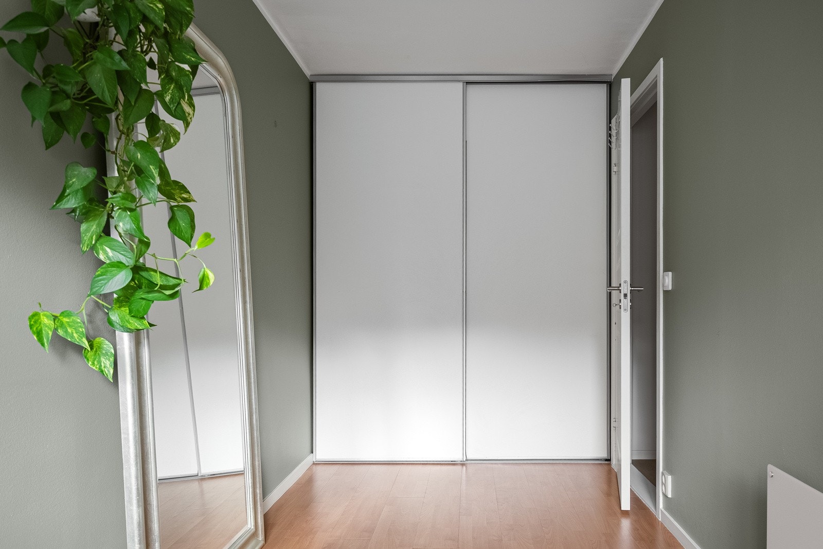 Tilpasset skyvedørsgarderobe sikrer gode oppbevaringsmuligheter. Galleribilde