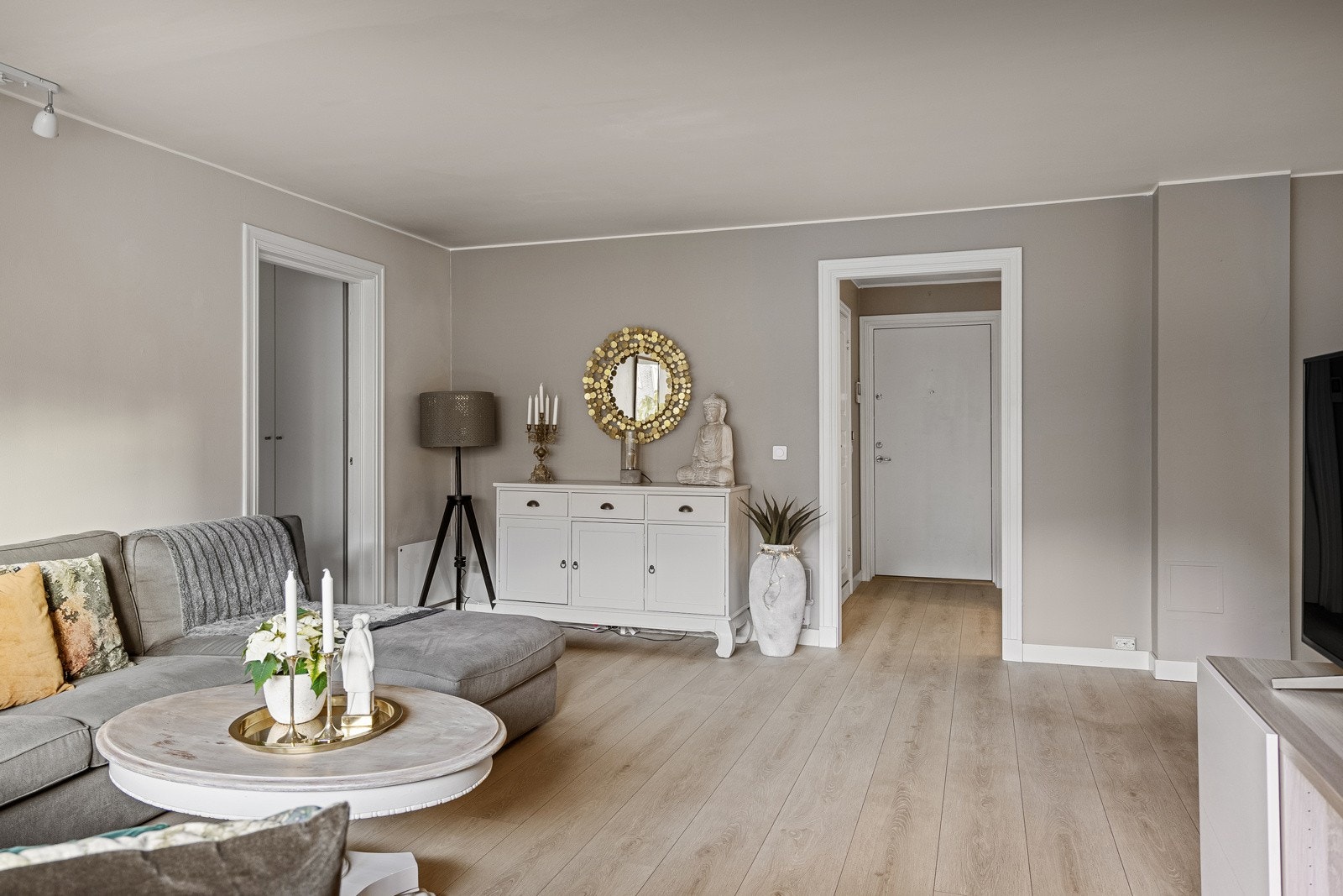 Nymalteveggoverflater og 1-stavs laminatgulv i alle rom fra 2020. Galleribilde