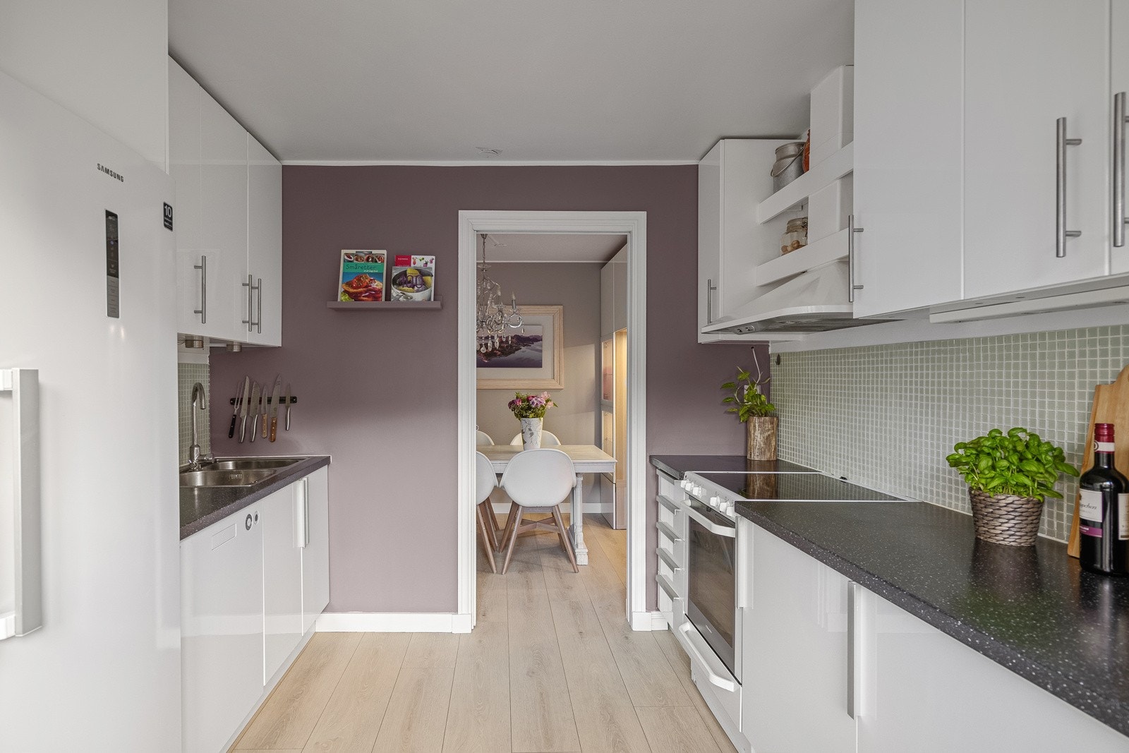 Oppvarming med Mill glassovner fra 2020 med mulighet for appstyring. Det er panelovn på et soverom, stue og kjøkken. Galleribilde