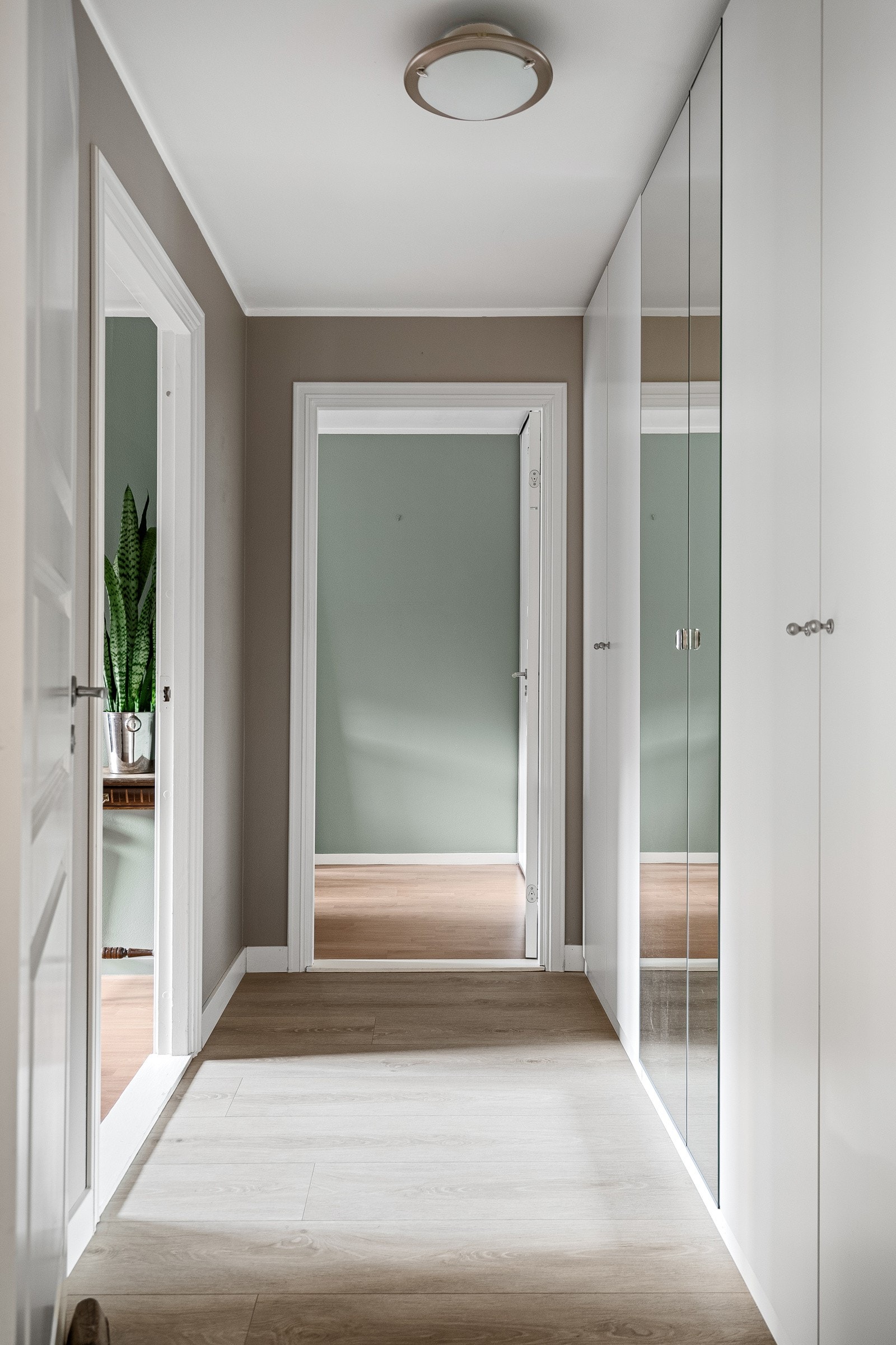 Mellom stue og begge soverom har leiligheten en praktisk mellomgang med stort, medfølgende garderobeskap fra 2018. Galleribilde