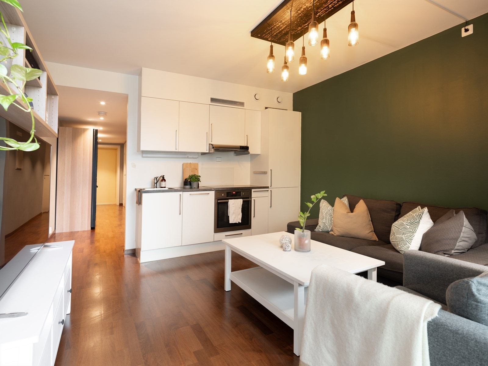 Totalt BRA på 38 m² med en praktisk planløsning. Leiligheten inneholder entré/gang, stue/kjøkken, bad, soverom og balkong. I tillegg ekstern bod på 8 kvm i kjelleren. Galleribilde