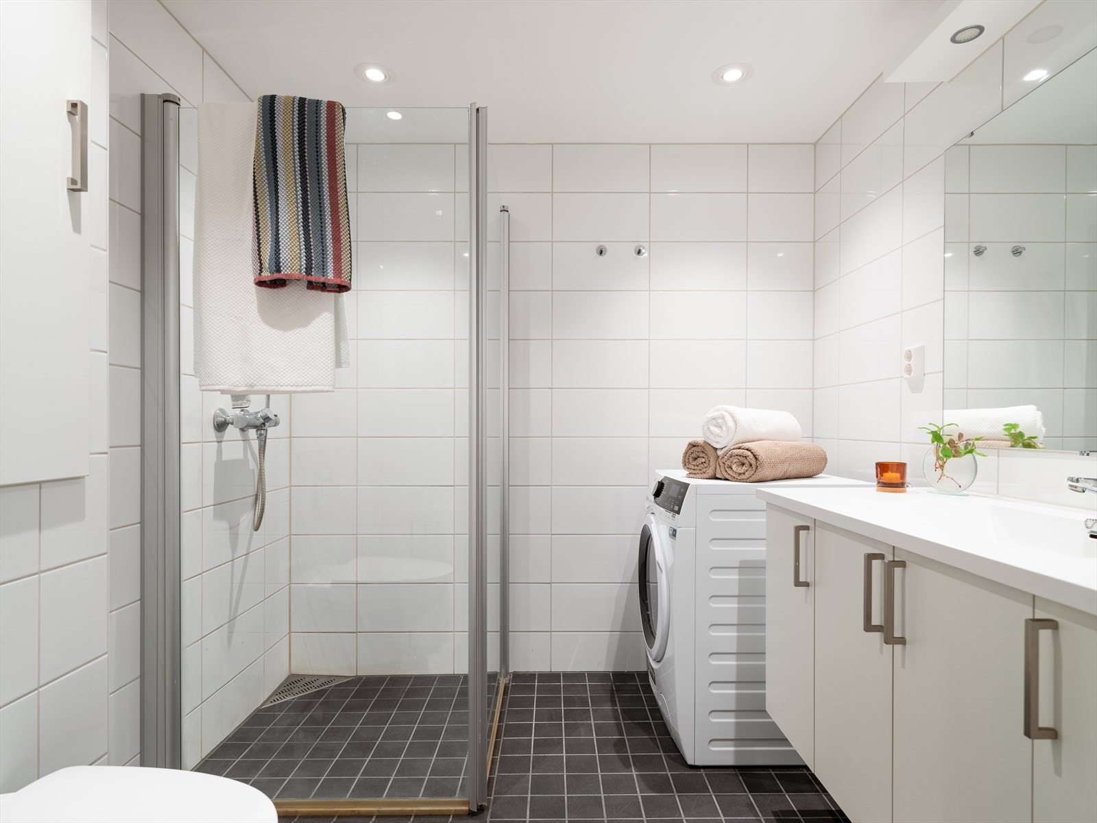 Flislagt bad med behagelig varme i gulv. Galleribilde