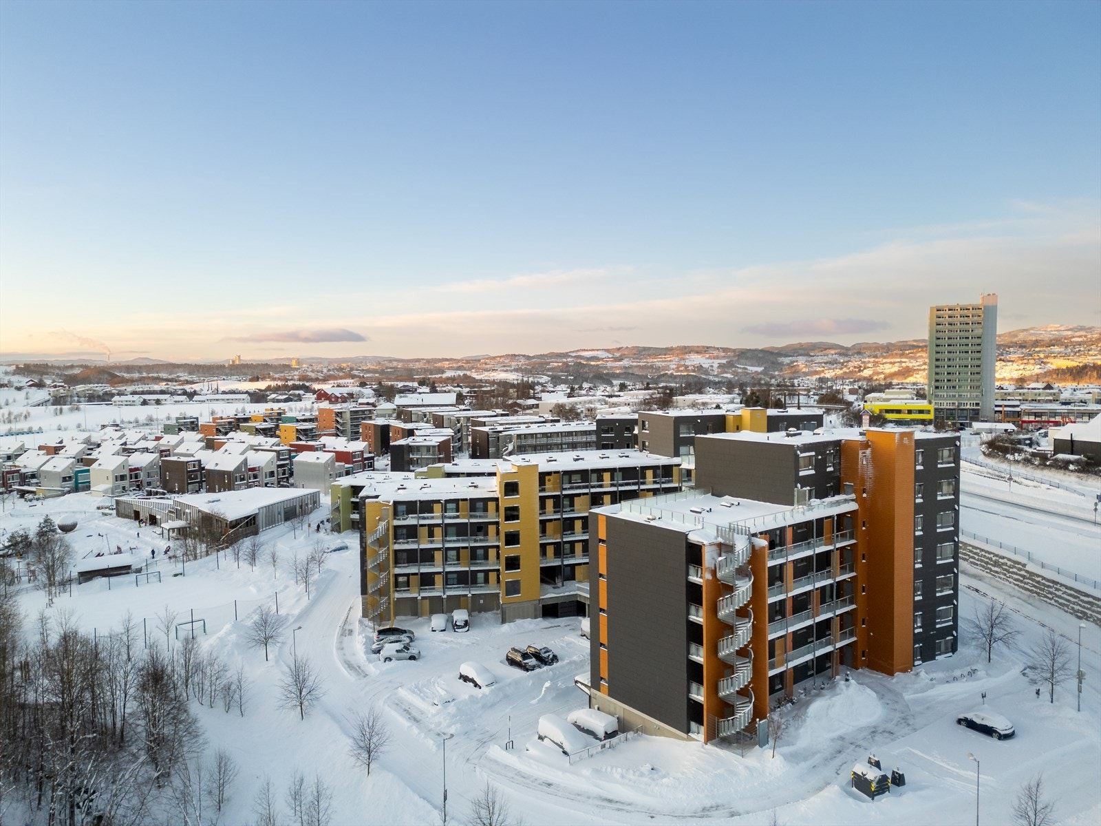 Buss nr. 11 med bussholdeplass like ved tar deg til sentrum hvert 10. minutt i rushtrafikken. Galleribilde