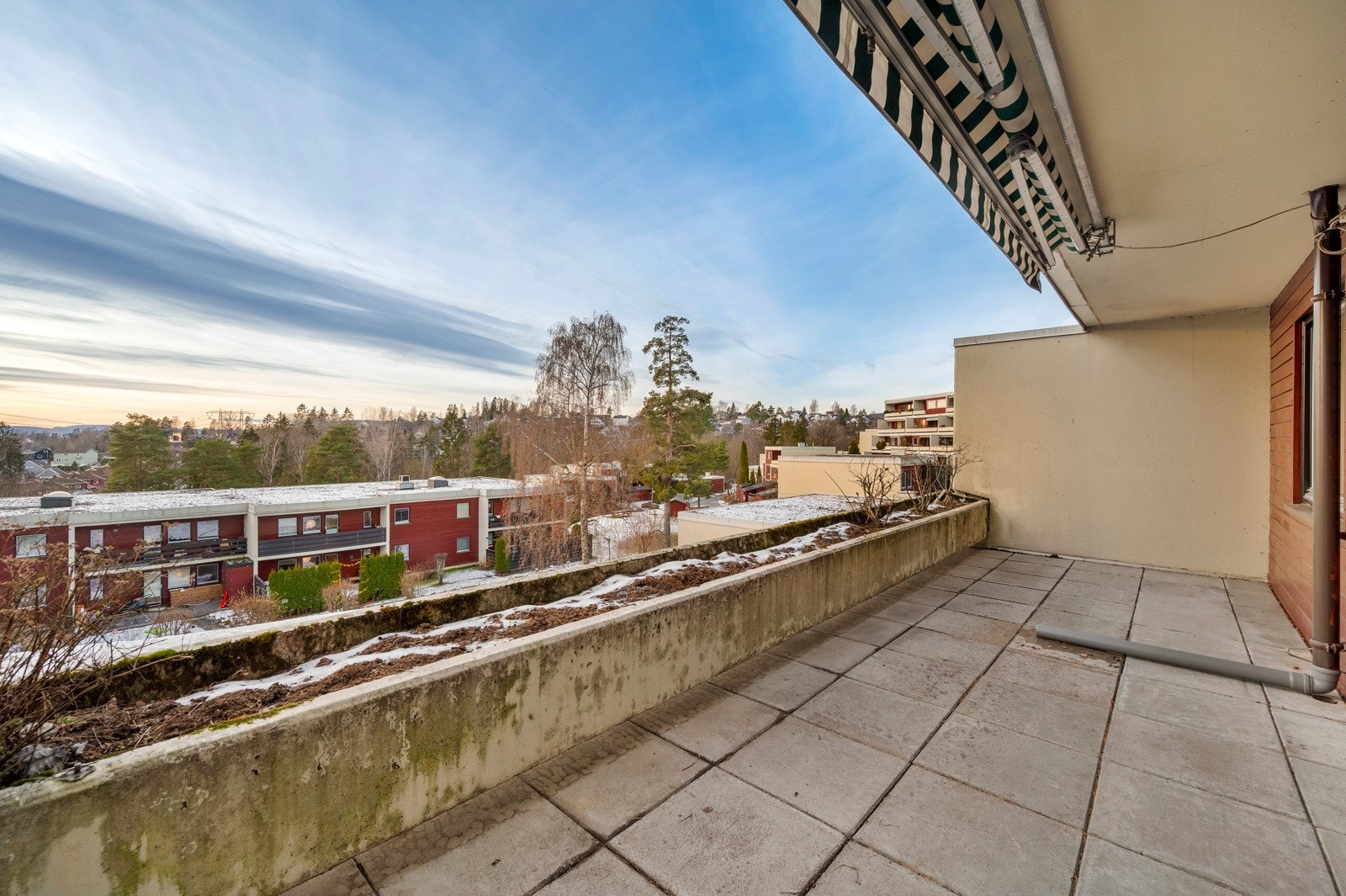 Terrasse på hele 14 kvm, med super utsikt og gode solforhold. Galleribilde