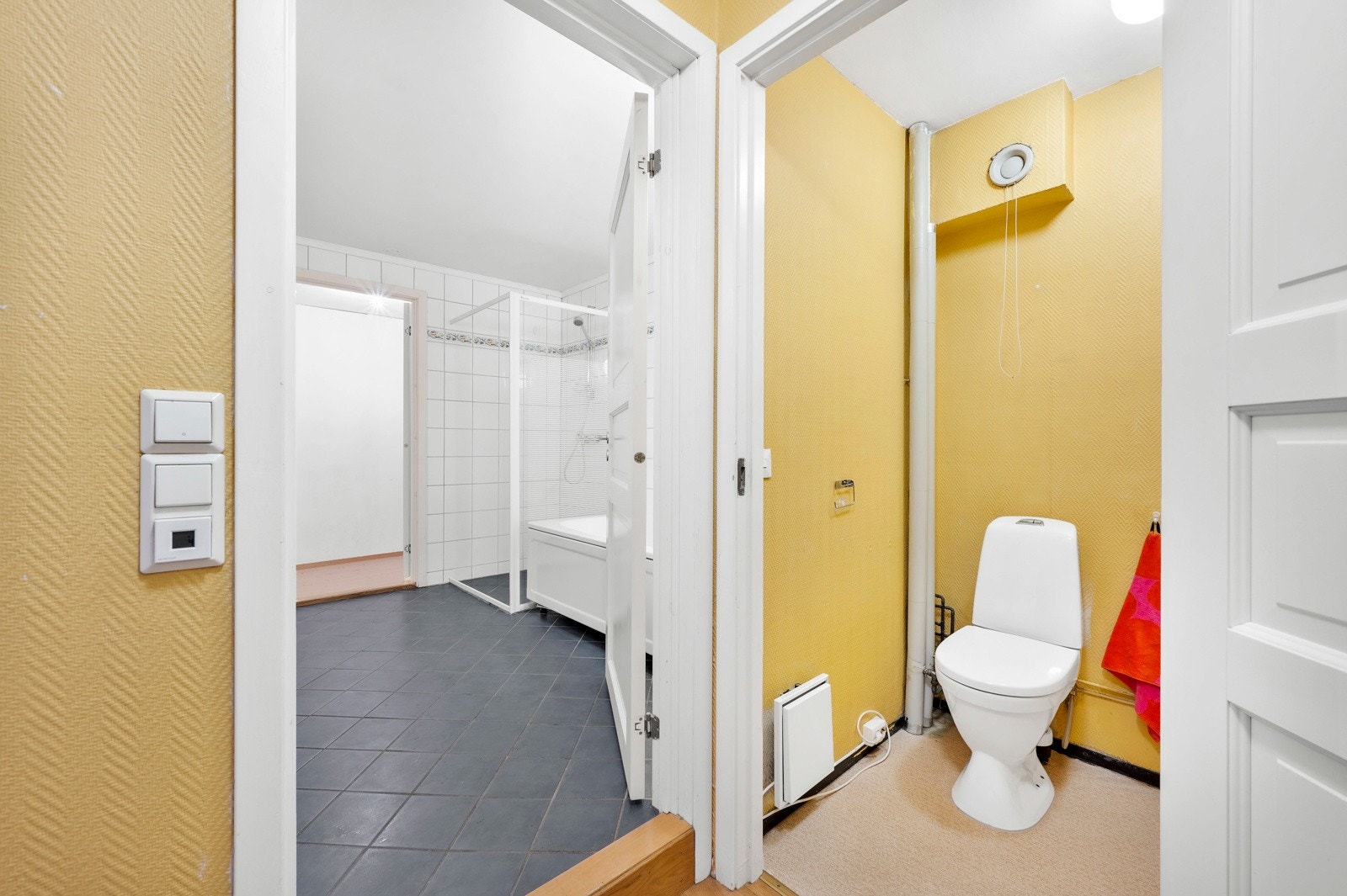 Eget toalettrom ved siden av badet. Galleribilde
