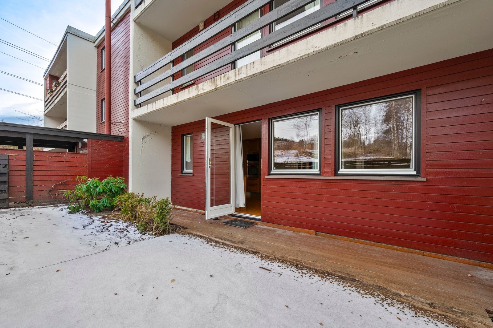 Uteplassen er romslig, med 18 kvadratmeter som er avsatt til leiligheten. Galleribilde
