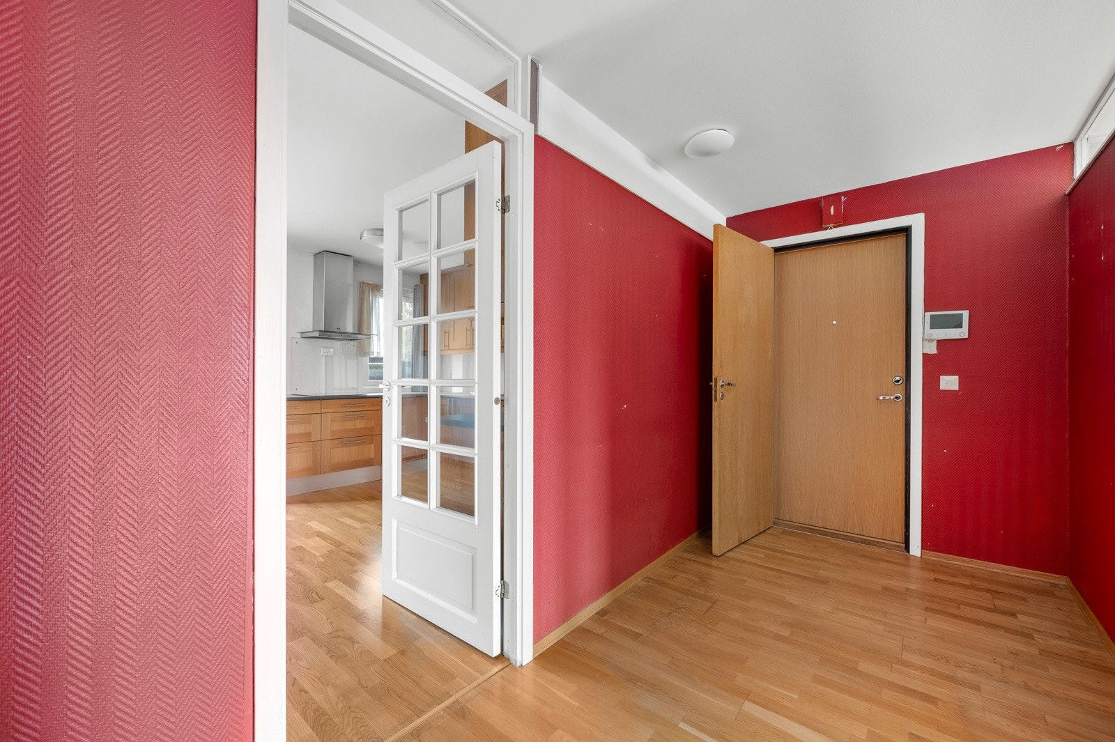 Perfekt for deg som ønsker enkel adkomst! Leiligheten ligger i første etasje med direkte tilgang fra felles trappeoppgang.Oppgangen har callinganlegg. Galleribilde