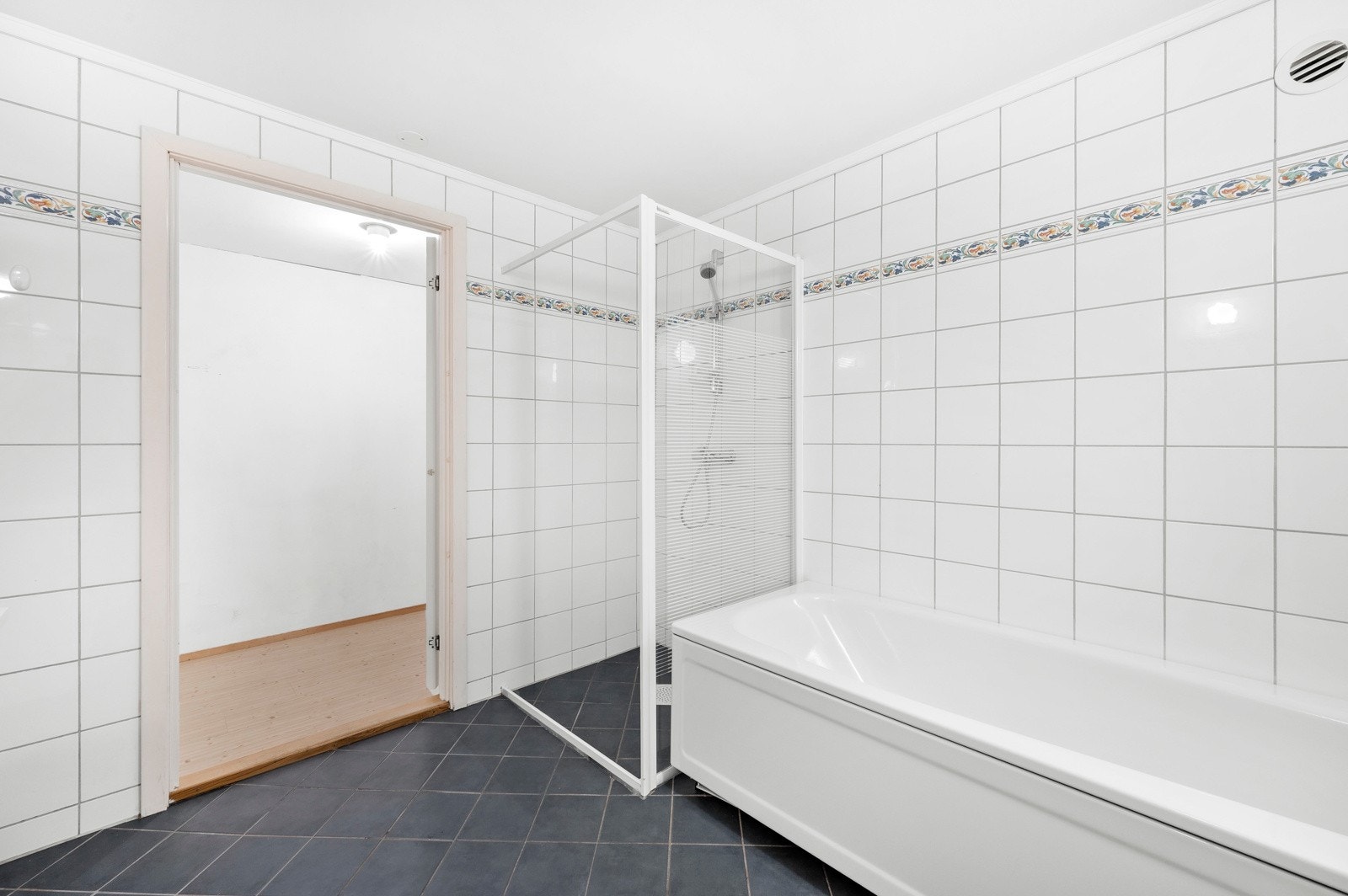 Badet har både dusj og badekar. Galleribilde
