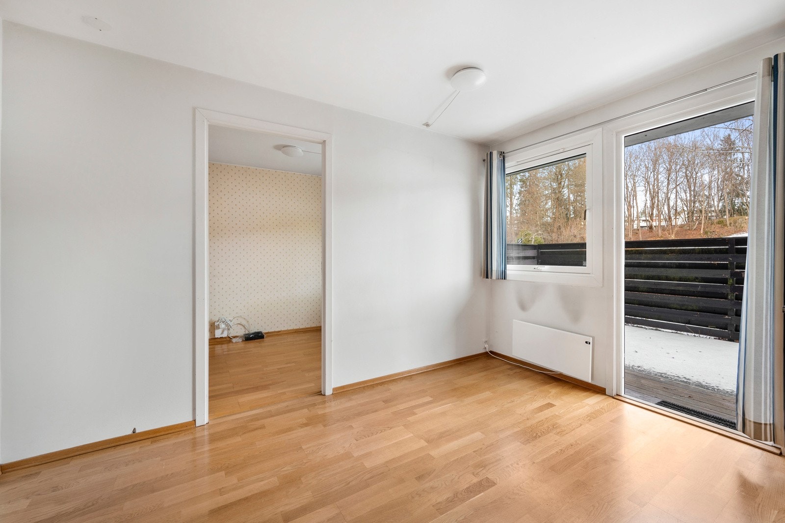 Stuen har store vinduer som gir rikelig med naturlig lys. Galleribilde